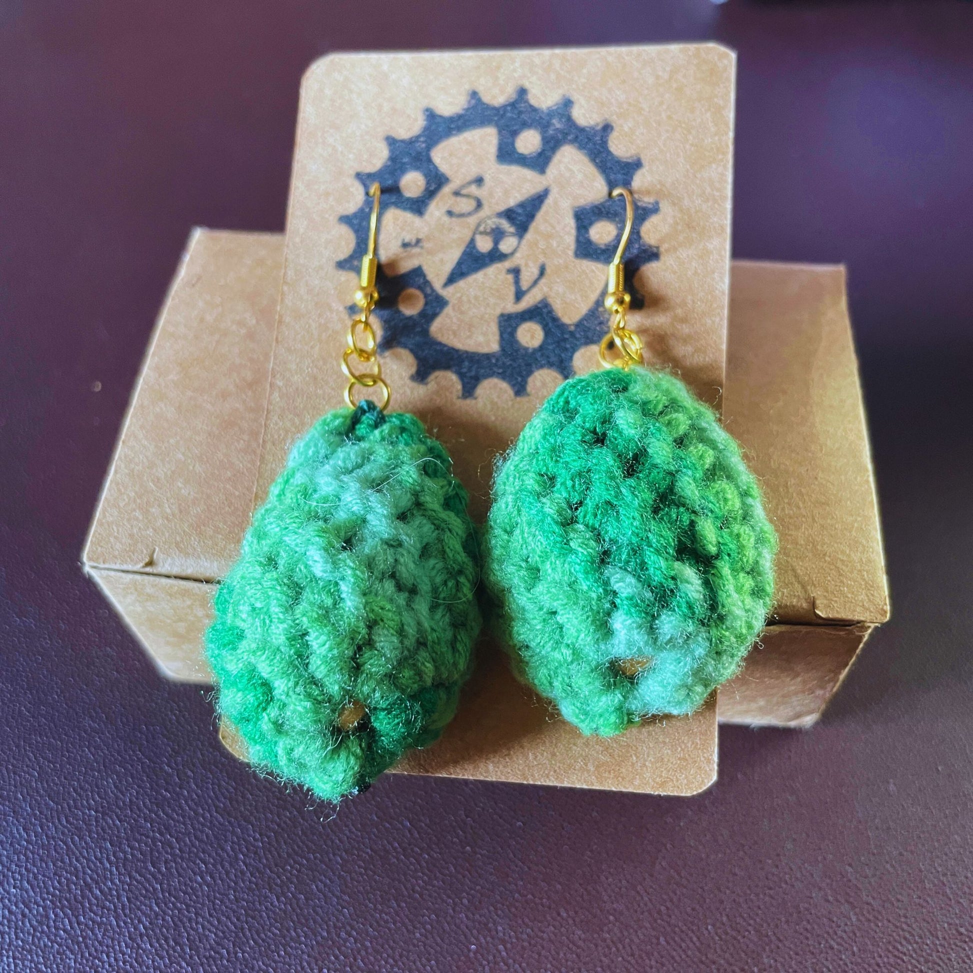 SteamVoyage - orecchini in lana lavorata all'uncinetto a forma di foglia con perline in legno - foglia verde con minuteria dorata
