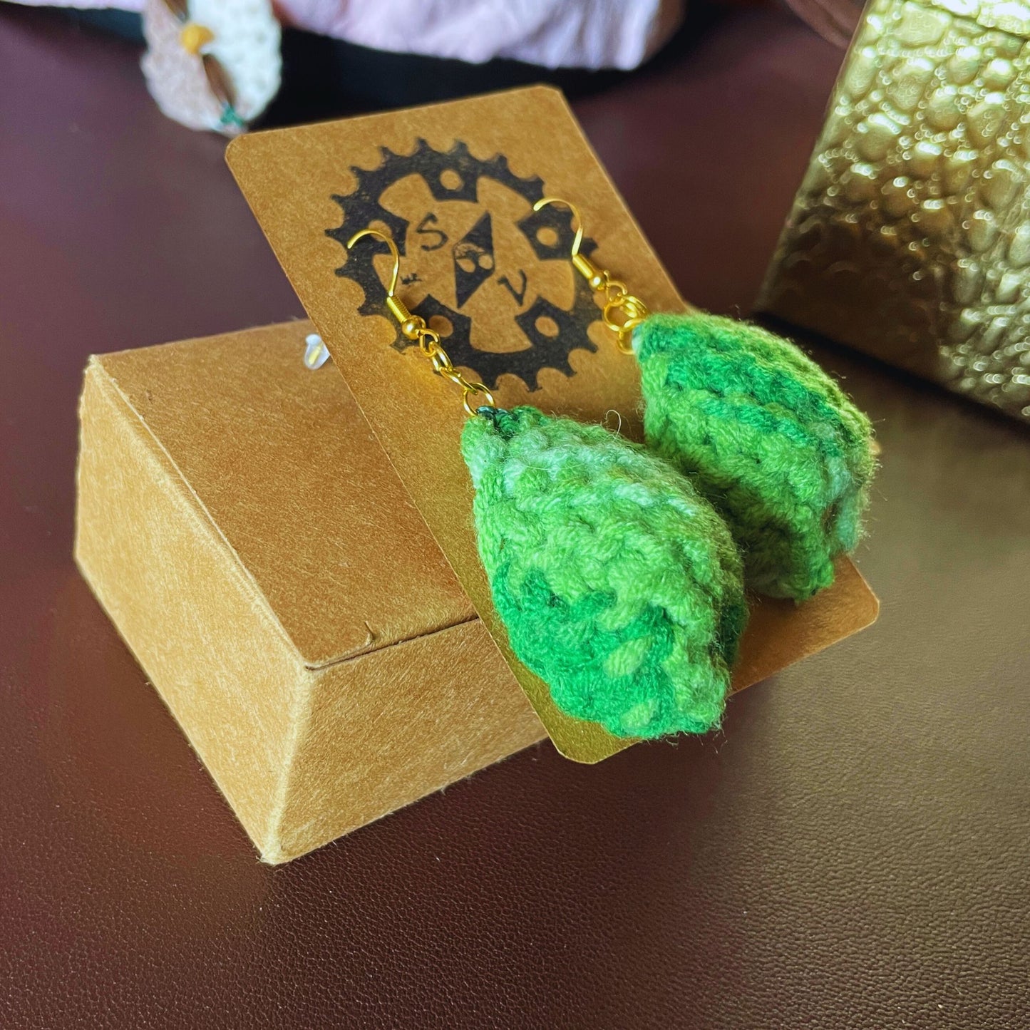 SteamVoyage - orecchini in lana lavorata all'uncinetto a forma di foglia con perline in legno - foglia verde con minuteria dorata