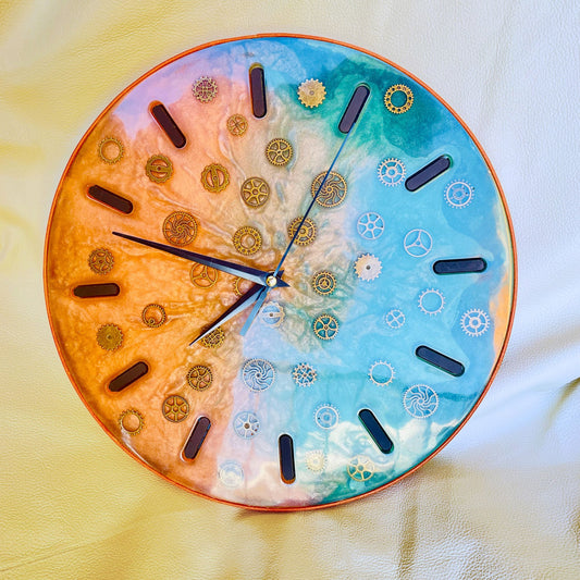 SteamVoyage-Orologio Steampunk da muro a batteria in resina epossidica rosa e verde con inserti di ingranaggi in ferro bronzato e struttura di resina epossidica nera bordata di cuoio conciato al vegetale.