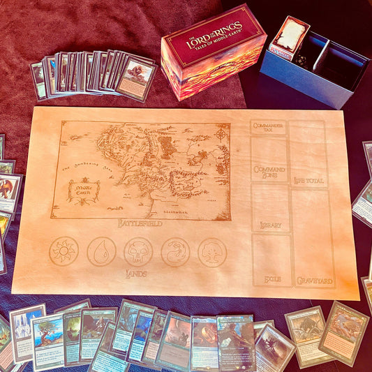 SteamVoyage - playmat in cuoio per Magic: The Gathering a tema Signore degli Anelli con incisione a laser della Terra di Mezzo nel Battlefield e suddivisione delle aree di gioco