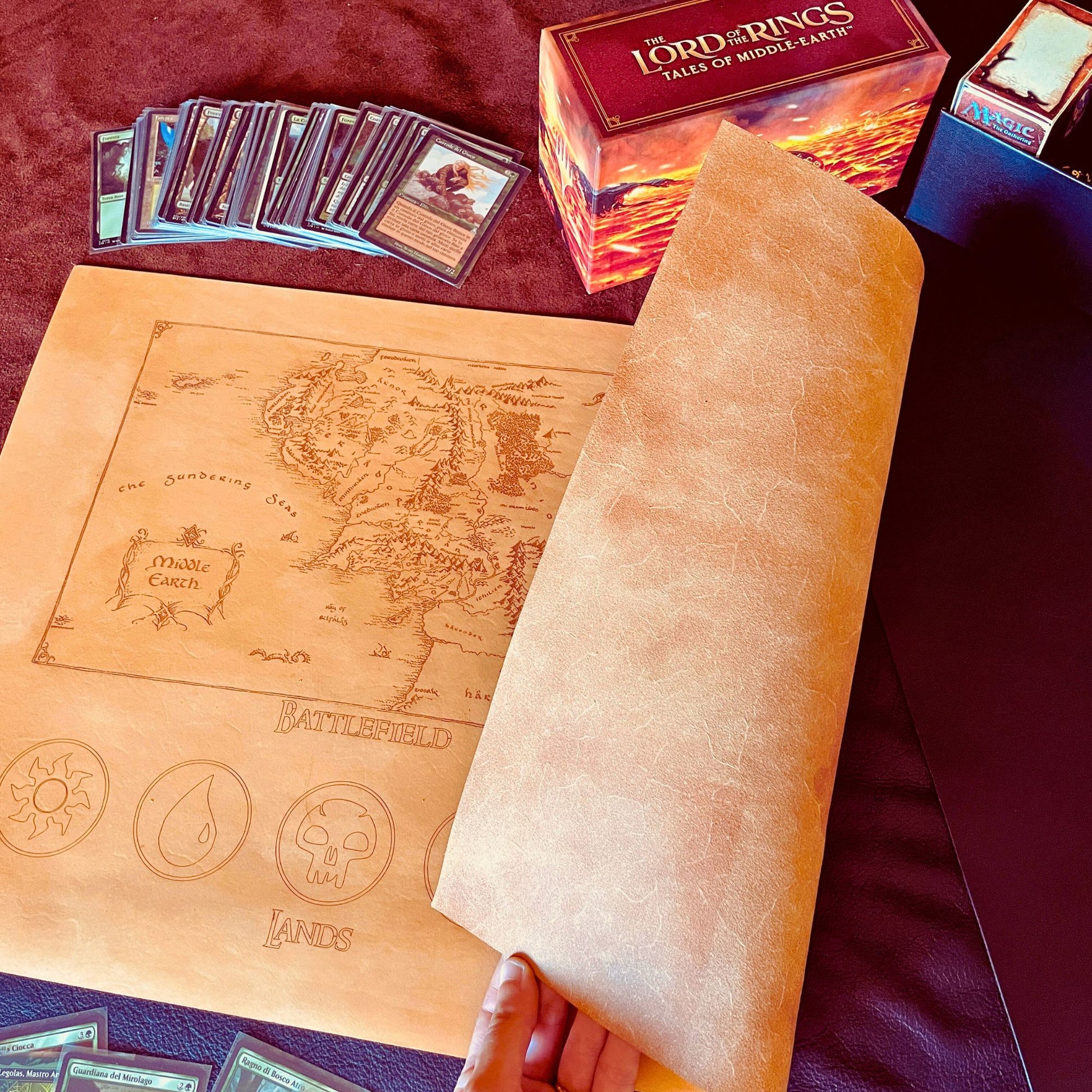 SteamVoyage - playmat in cuoio per Magic: The Gathering a tema Signore degli Anelli con incisione a laser della Terra di Mezzo nel Battlefield e suddivisione delle aree di gioco