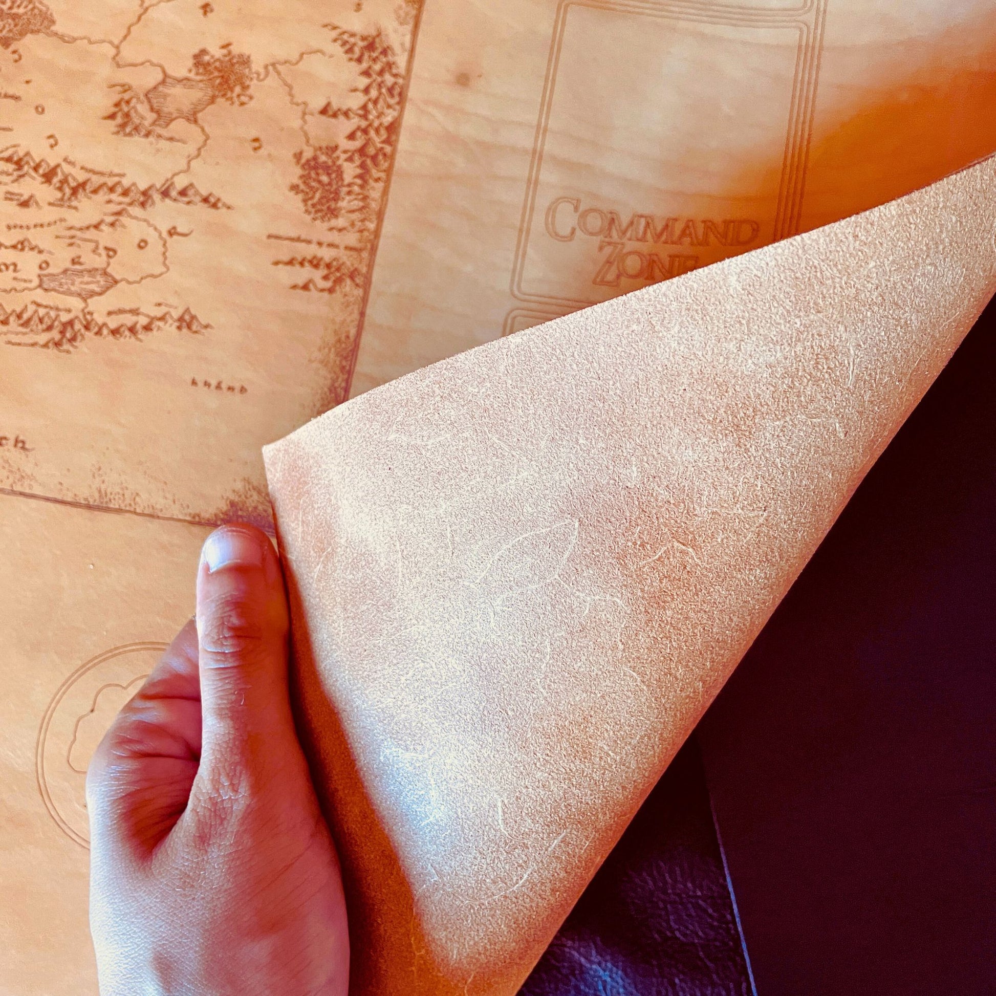 SteamVoyage - playmat in cuoio per Magic: The Gathering a tema Signore degli Anelli con incisione a laser della Terra di Mezzo nel Battlefield e suddivisione delle aree di gioco