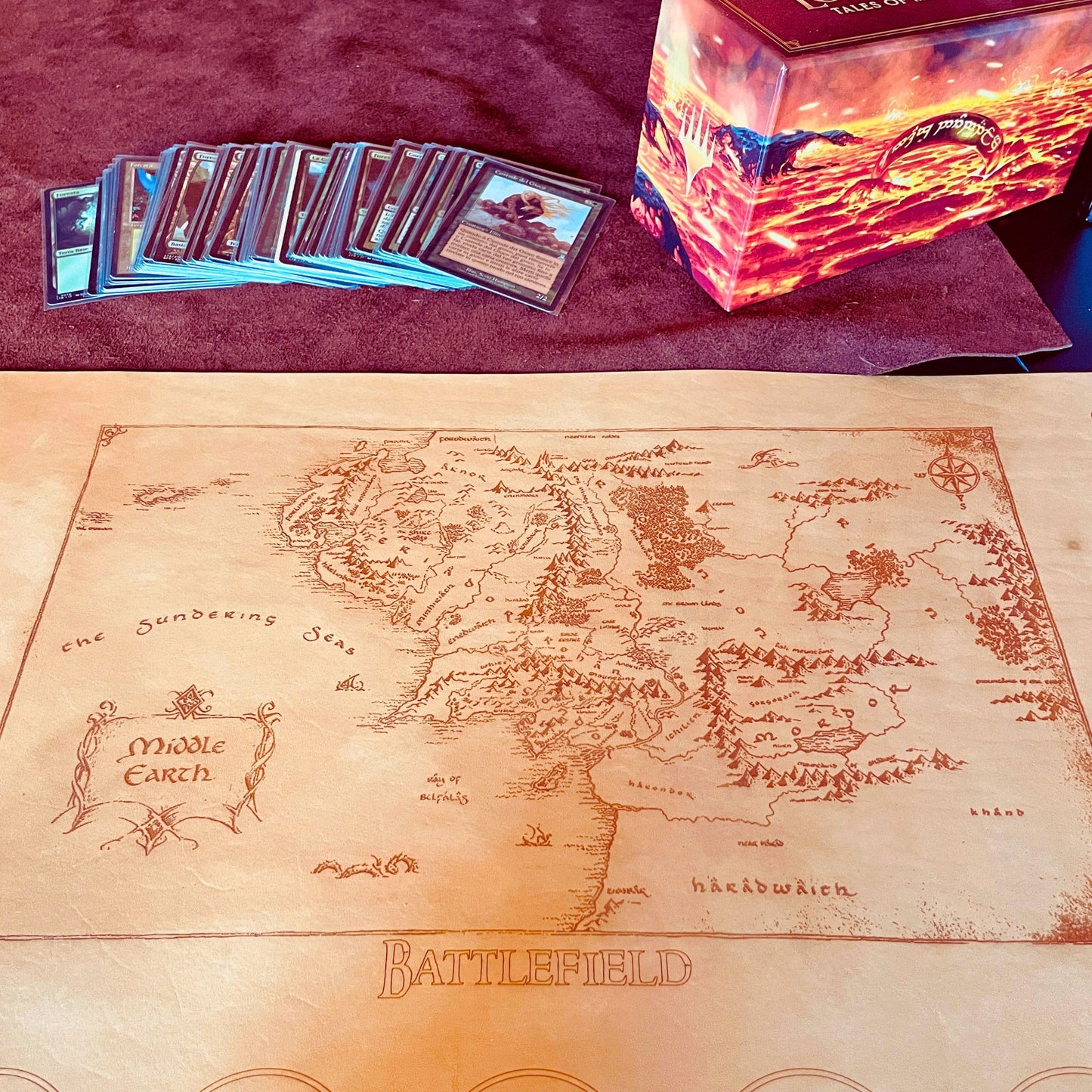 SteamVoyage - playmat in cuoio per Magic: The Gathering a tema Signore degli Anelli con incisione a laser della Terra di Mezzo nel Battlefield e suddivisione delle aree di gioco