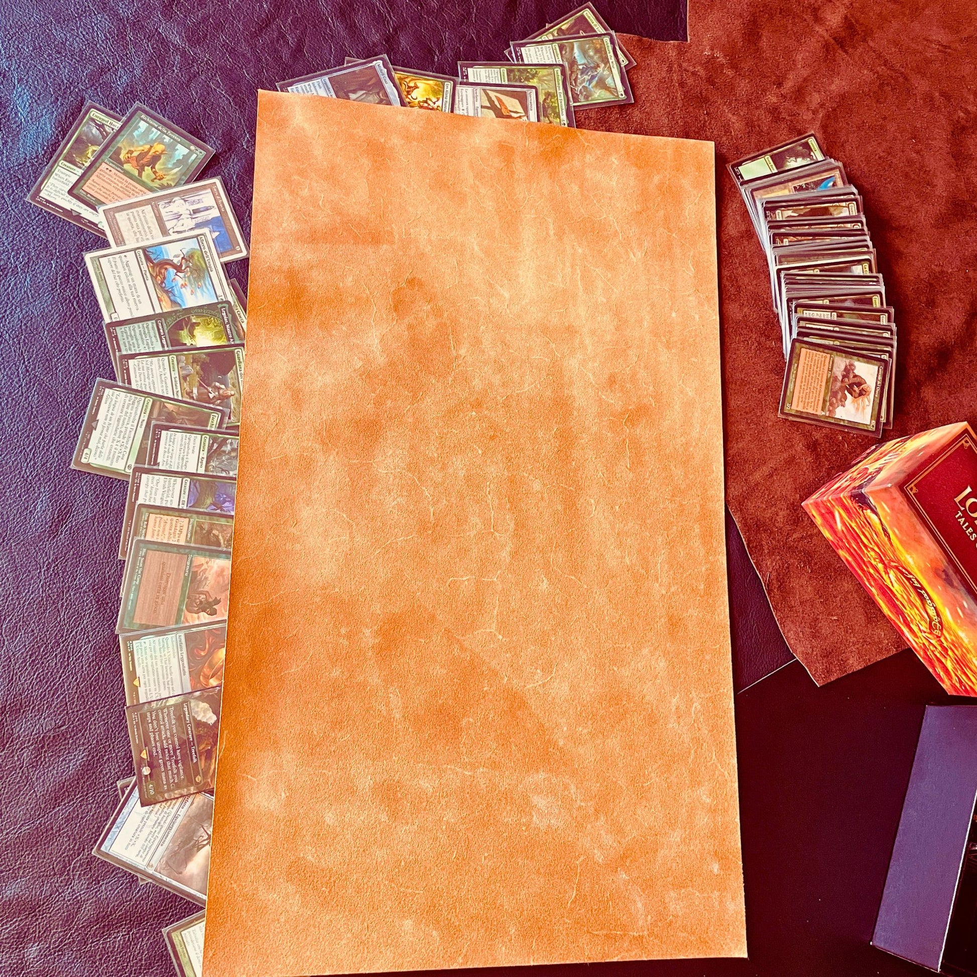 SteamVoyage - playmat in cuoio per Magic: The Gathering a tema Signore degli Anelli con incisione a laser della Terra di Mezzo nel Battlefield e suddivisione delle aree di gioco