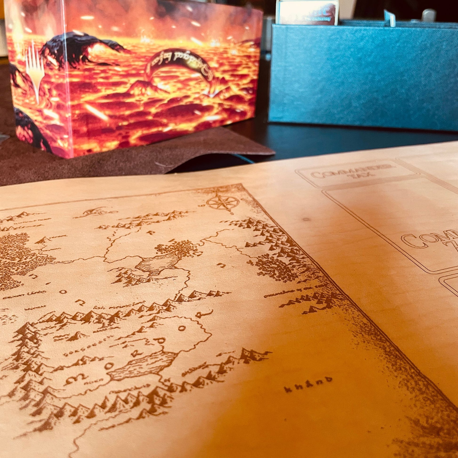 SteamVoyage - playmat in cuoio per Magic: The Gathering a tema Signore degli Anelli con incisione a laser della Terra di Mezzo nel Battlefield e suddivisione delle aree di gioco