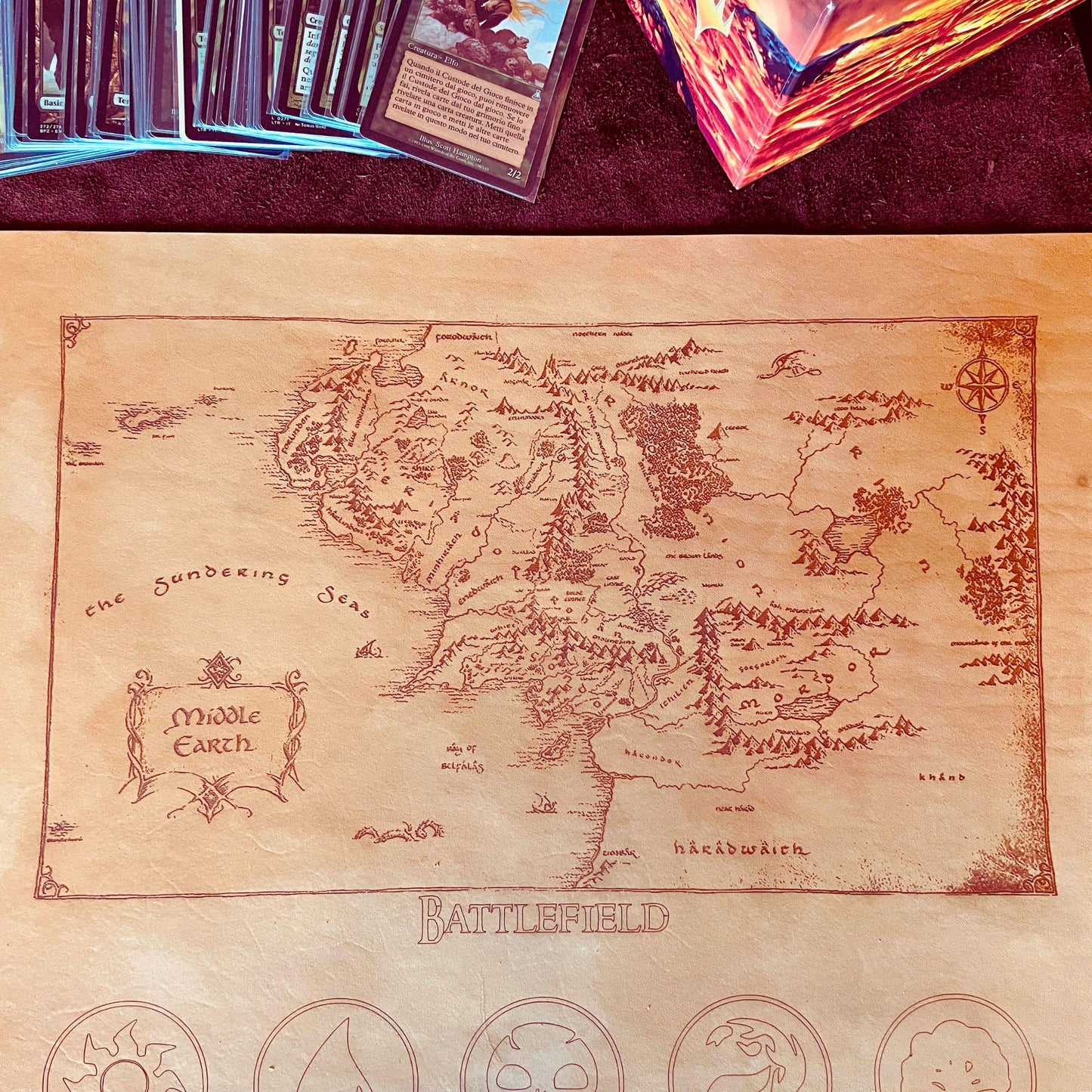 SteamVoyage - playmat in cuoio per Magic: The Gathering a tema Signore degli Anelli con incisione a laser della Terra di Mezzo nel Battlefield e suddivisione delle aree di gioco