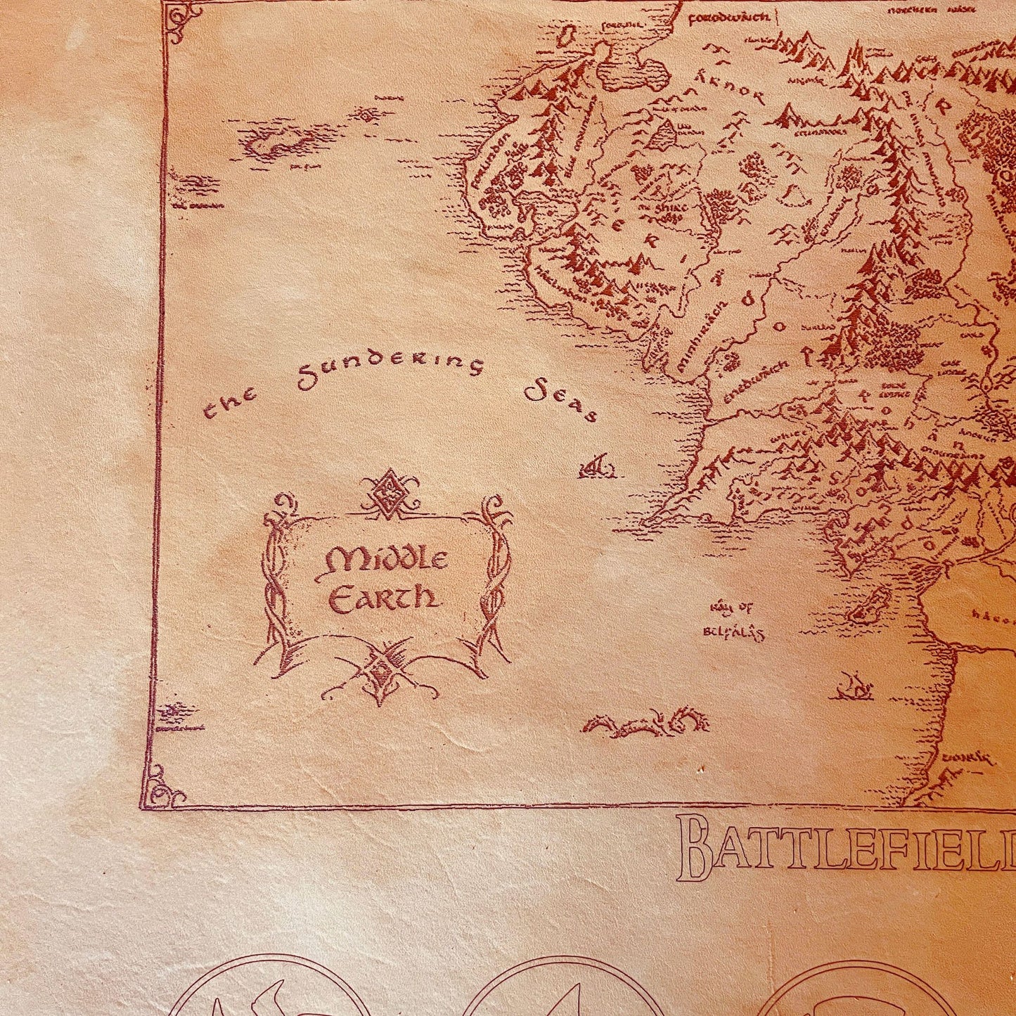 SteamVoyage - playmat in cuoio per Magic: The Gathering a tema Signore degli Anelli con incisione a laser della Terra di Mezzo nel Battlefield e suddivisione delle aree di gioco