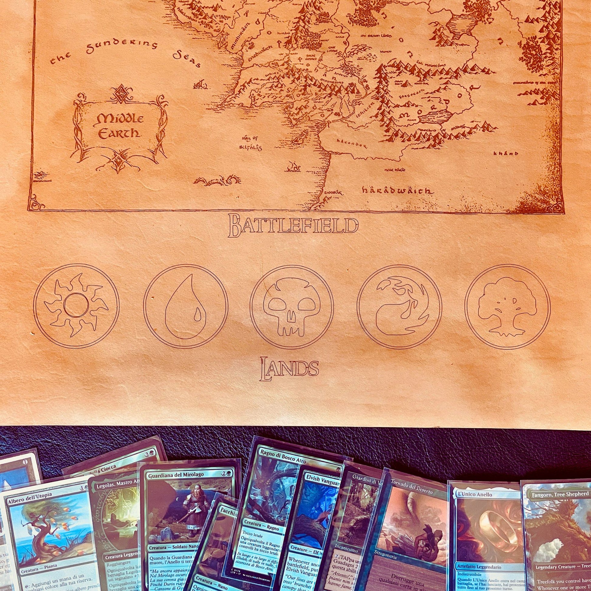 SteamVoyage - playmat in cuoio per Magic: The Gathering a tema Signore degli Anelli con incisione a laser della Terra di Mezzo nel Battlefield e suddivisione delle aree di gioco