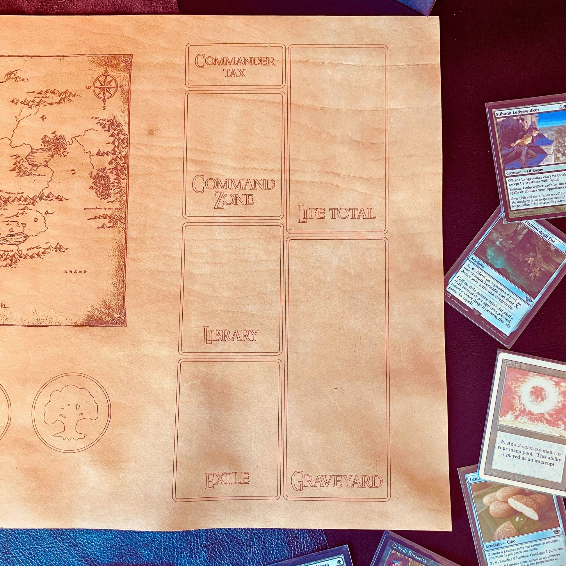 SteamVoyage - playmat in cuoio per Magic: The Gathering a tema Signore degli Anelli con incisione a laser della Terra di Mezzo nel Battlefield e suddivisione delle aree di gioco
