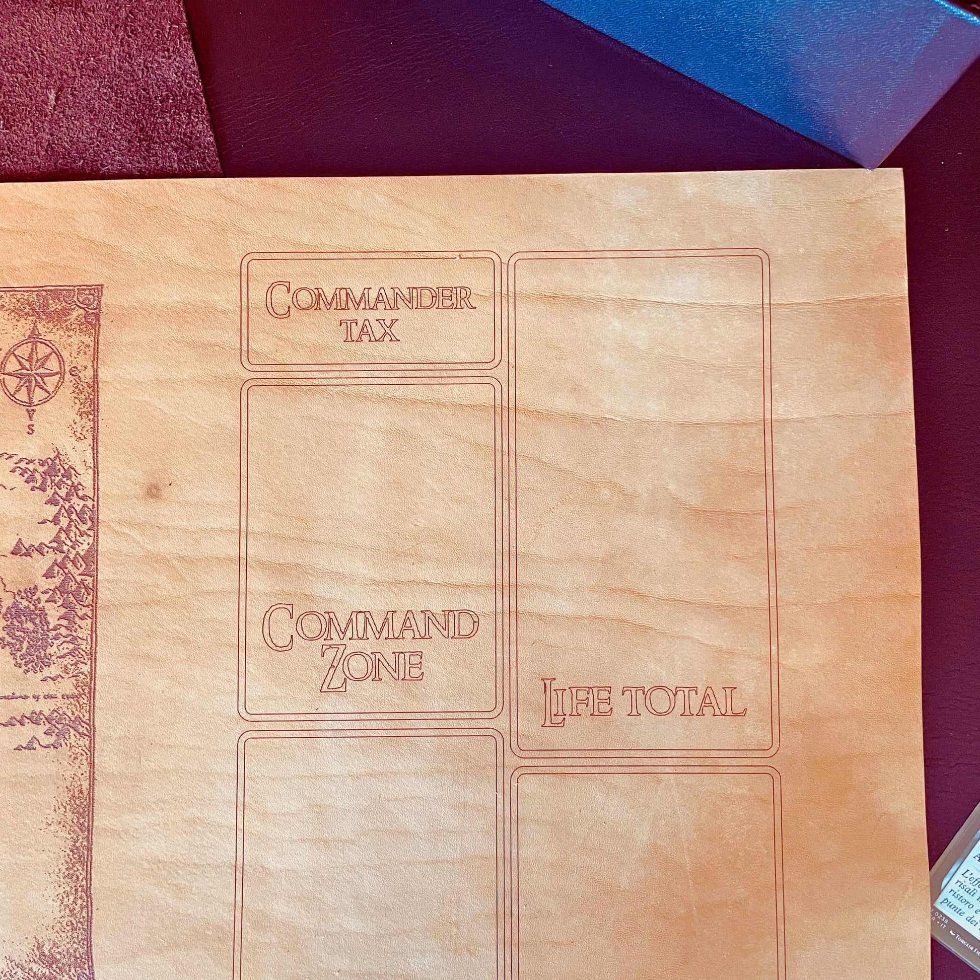 SteamVoyage - playmat in cuoio per Magic: The Gathering a tema Signore degli Anelli con incisione a laser della Terra di Mezzo nel Battlefield e suddivisione delle aree di gioco