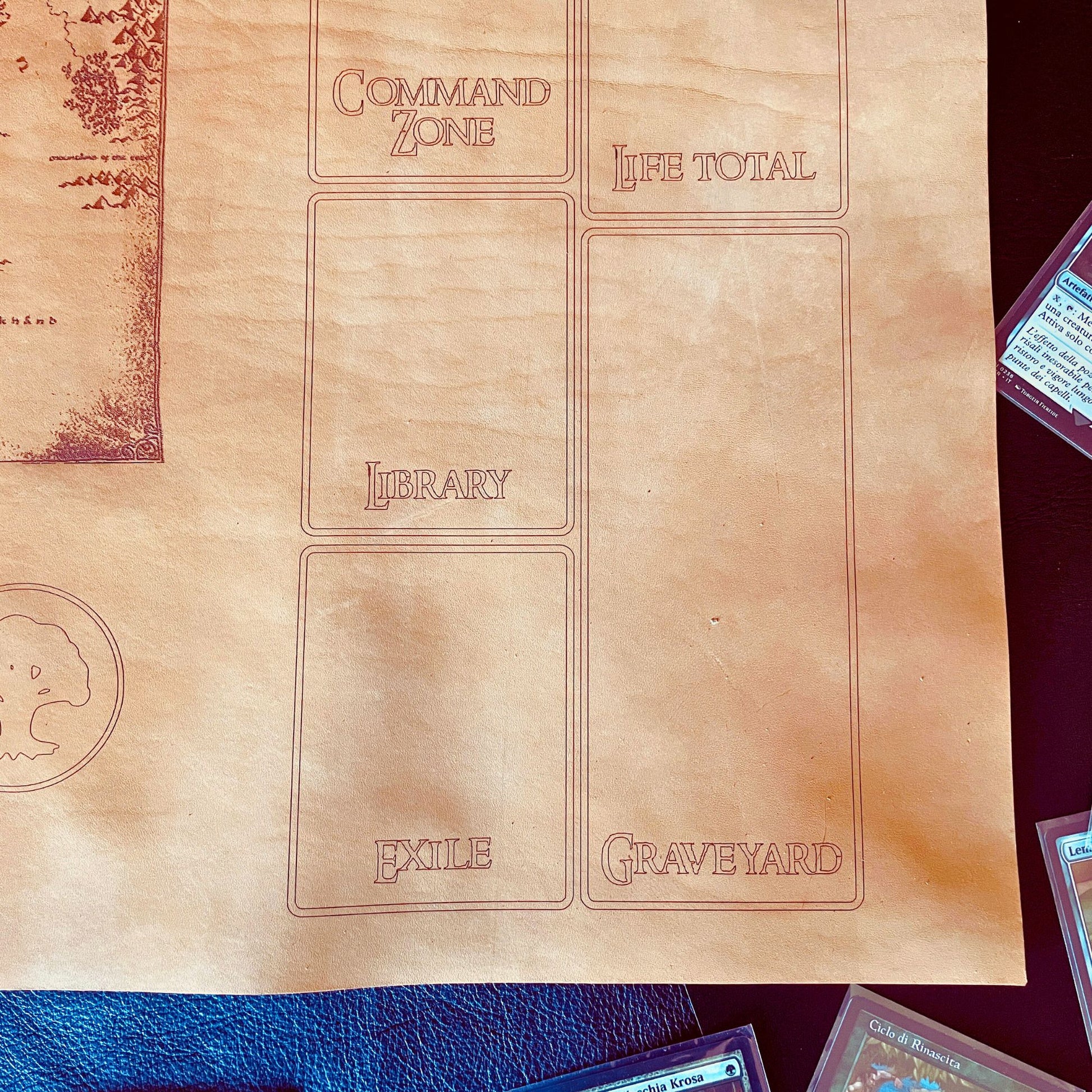 SteamVoyage - playmat in cuoio per Magic: The Gathering a tema Signore degli Anelli con incisione a laser della Terra di Mezzo nel Battlefield e suddivisione delle aree di gioco