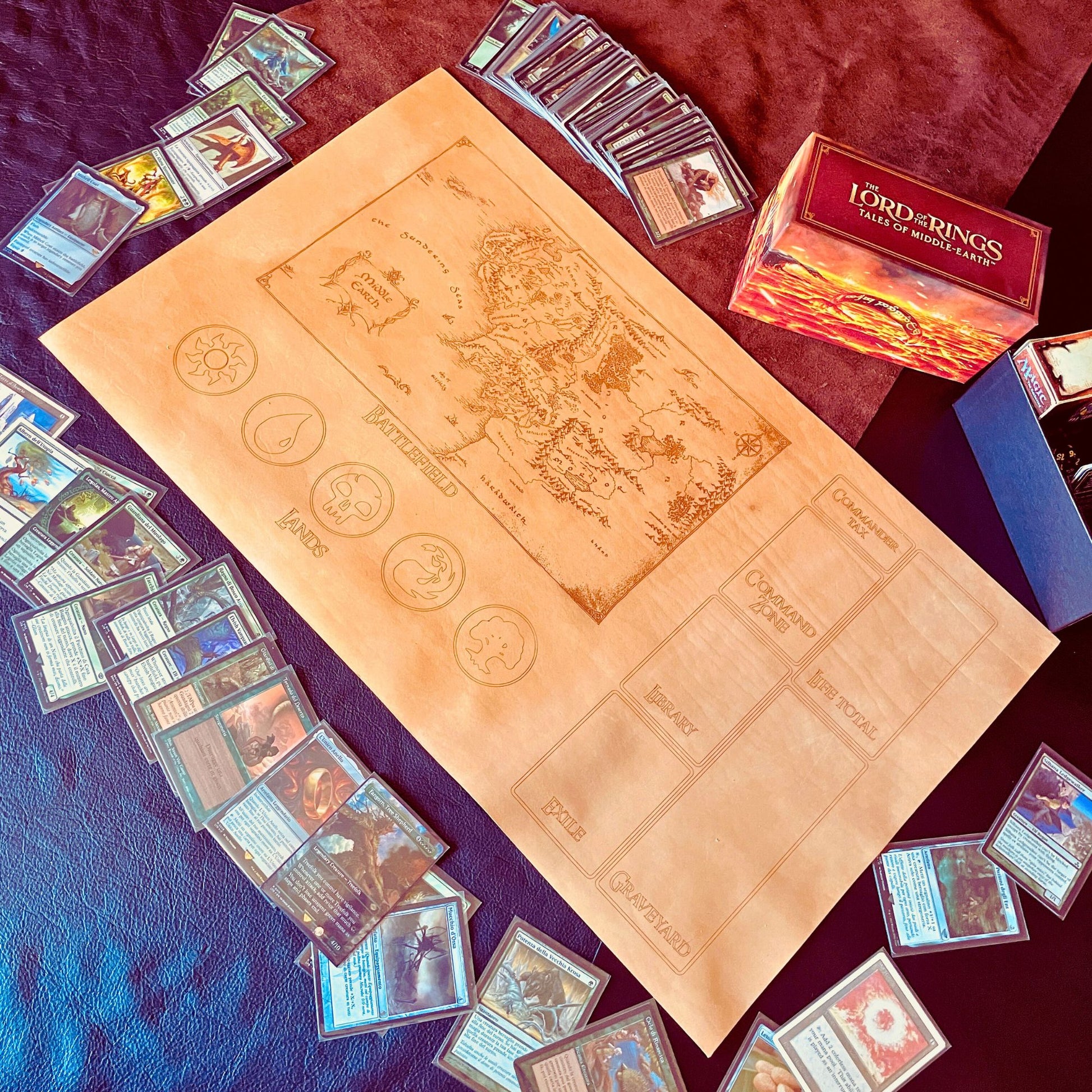 SteamVoyage - playmat in cuoio per Magic: The Gathering a tema Signore degli Anelli con incisione a laser della Terra di Mezzo nel Battlefield e suddivisione delle aree di gioco