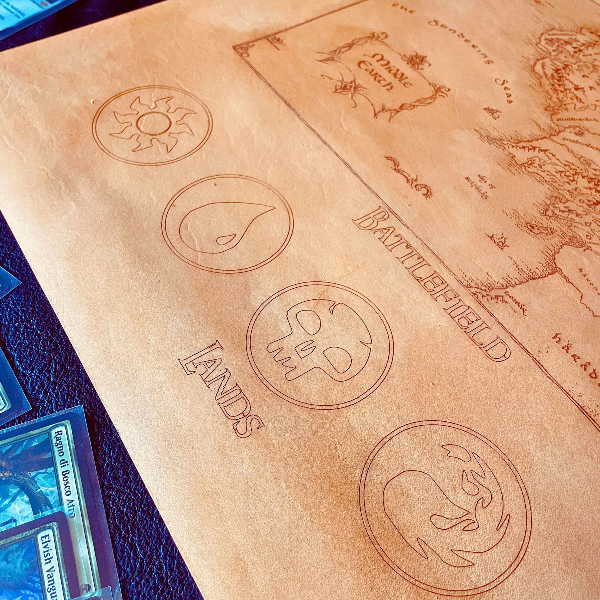 SteamVoyage - playmat in cuoio per Magic: The Gathering a tema Signore degli Anelli con incisione a laser della Terra di Mezzo nel Battlefield e suddivisione delle aree di gioco