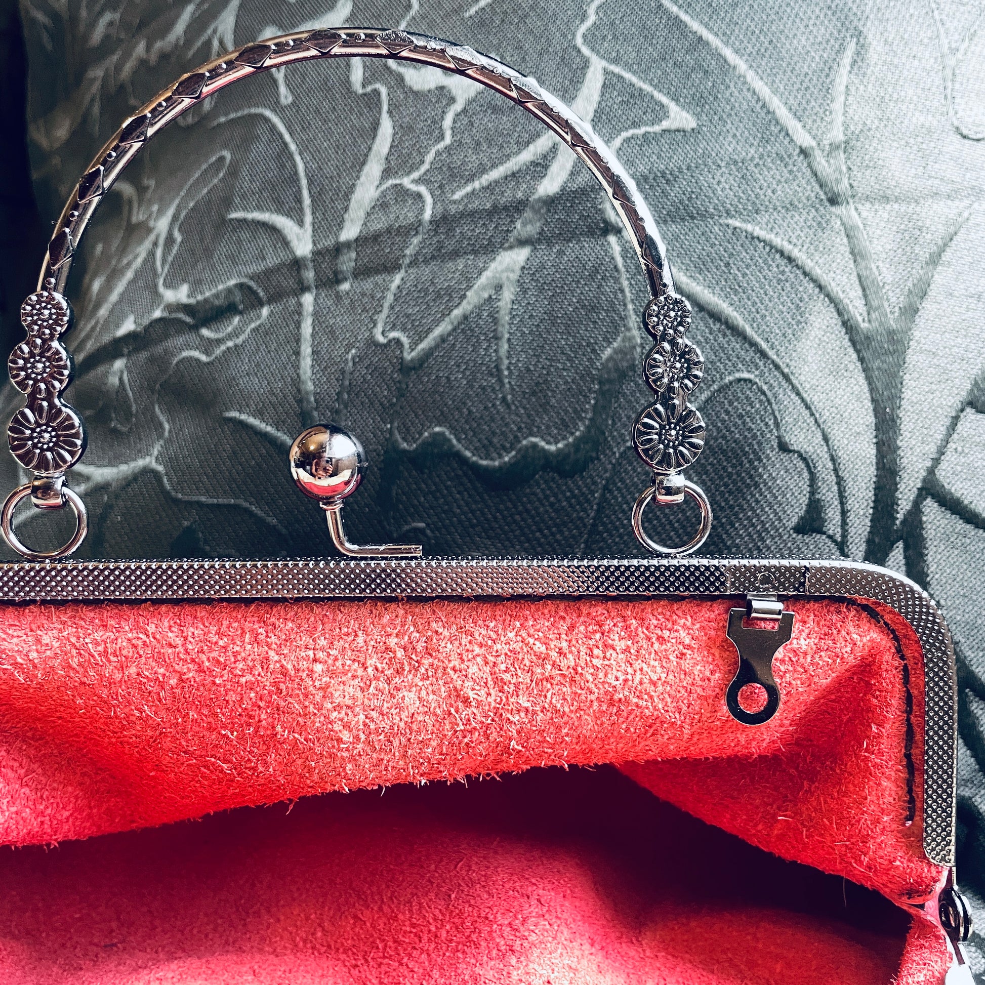steamvoyage-pochette in pelle bordeaux con chiusura clic clac nera a motivi floreali