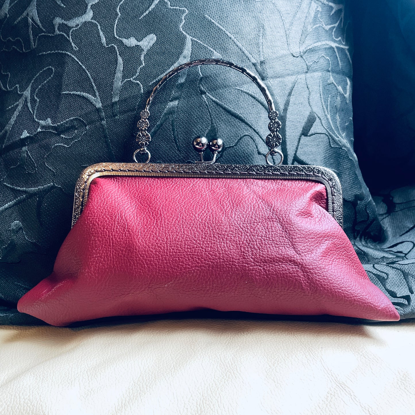 steamvoyage-pochette in pelle bordeaux con chiusura clic clac nera a motivi floreali