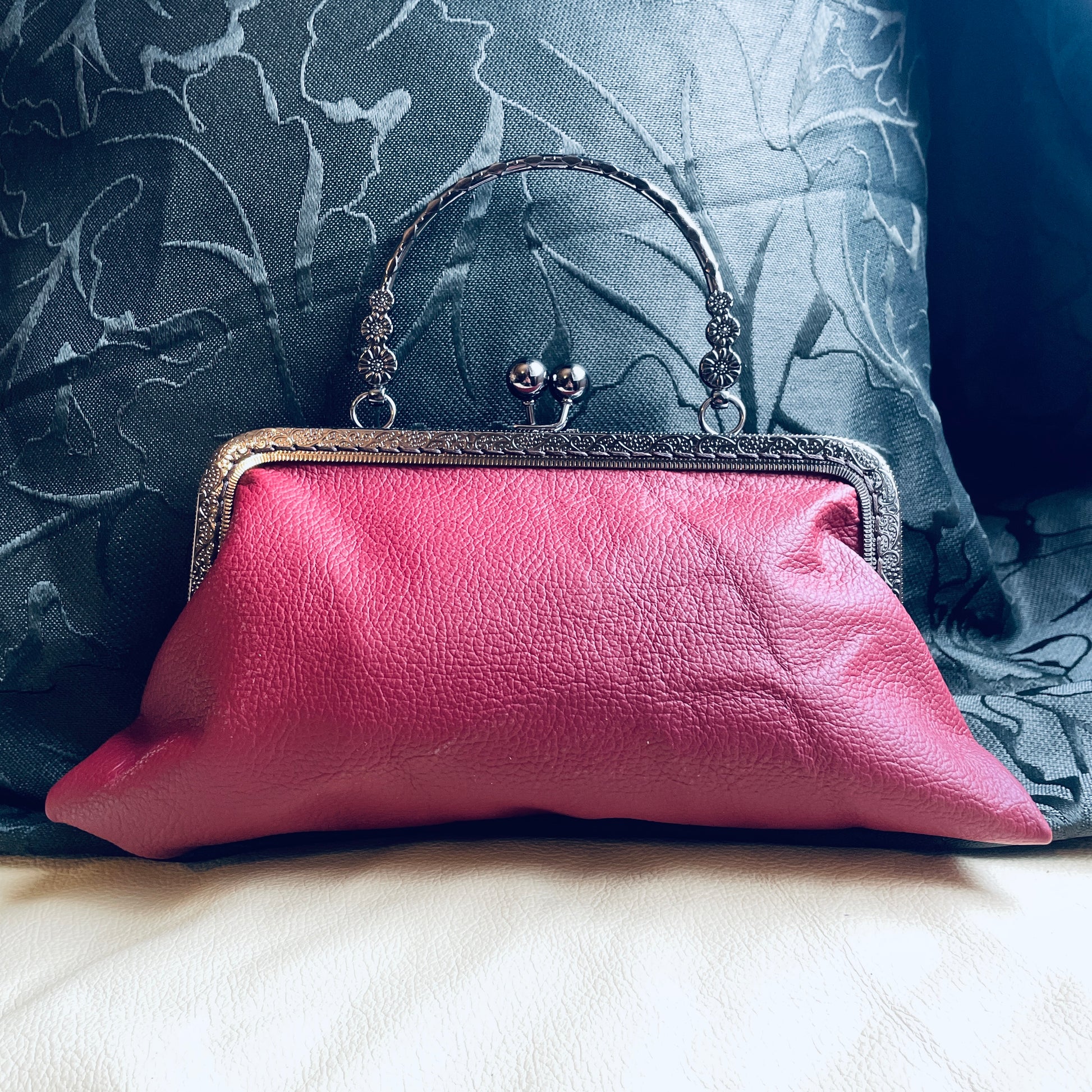steamvoyage-pochette in pelle bordeaux con chiusura clic clac nera a motivi floreali