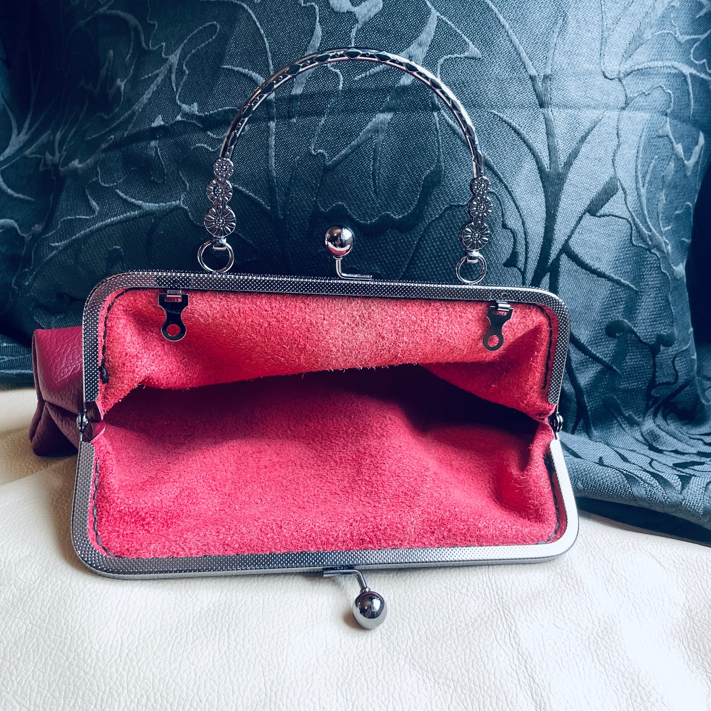 steamvoyage-pochette in pelle bordeaux con chiusura clic clac nera a motivi floreali