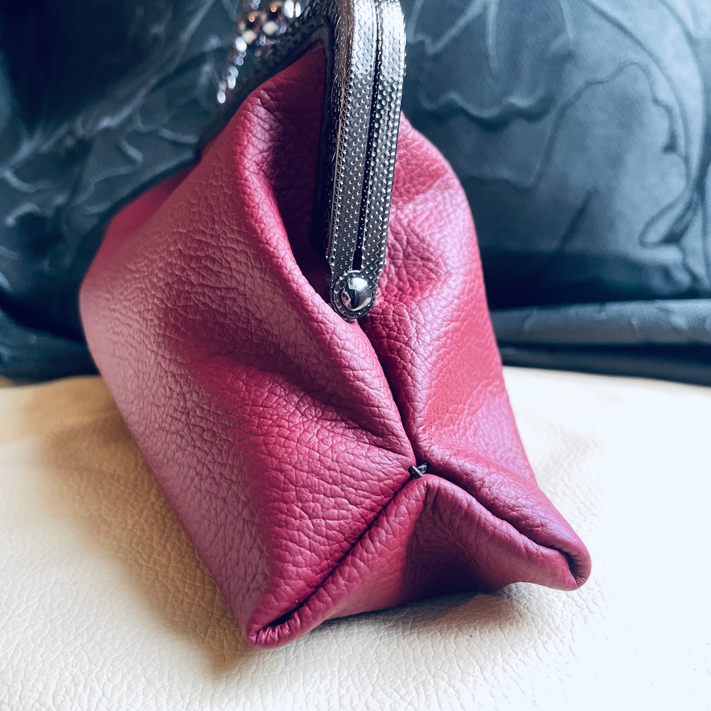 steamvoyage-pochette in pelle bordeaux con chiusura clic clac nera a motivi floreali