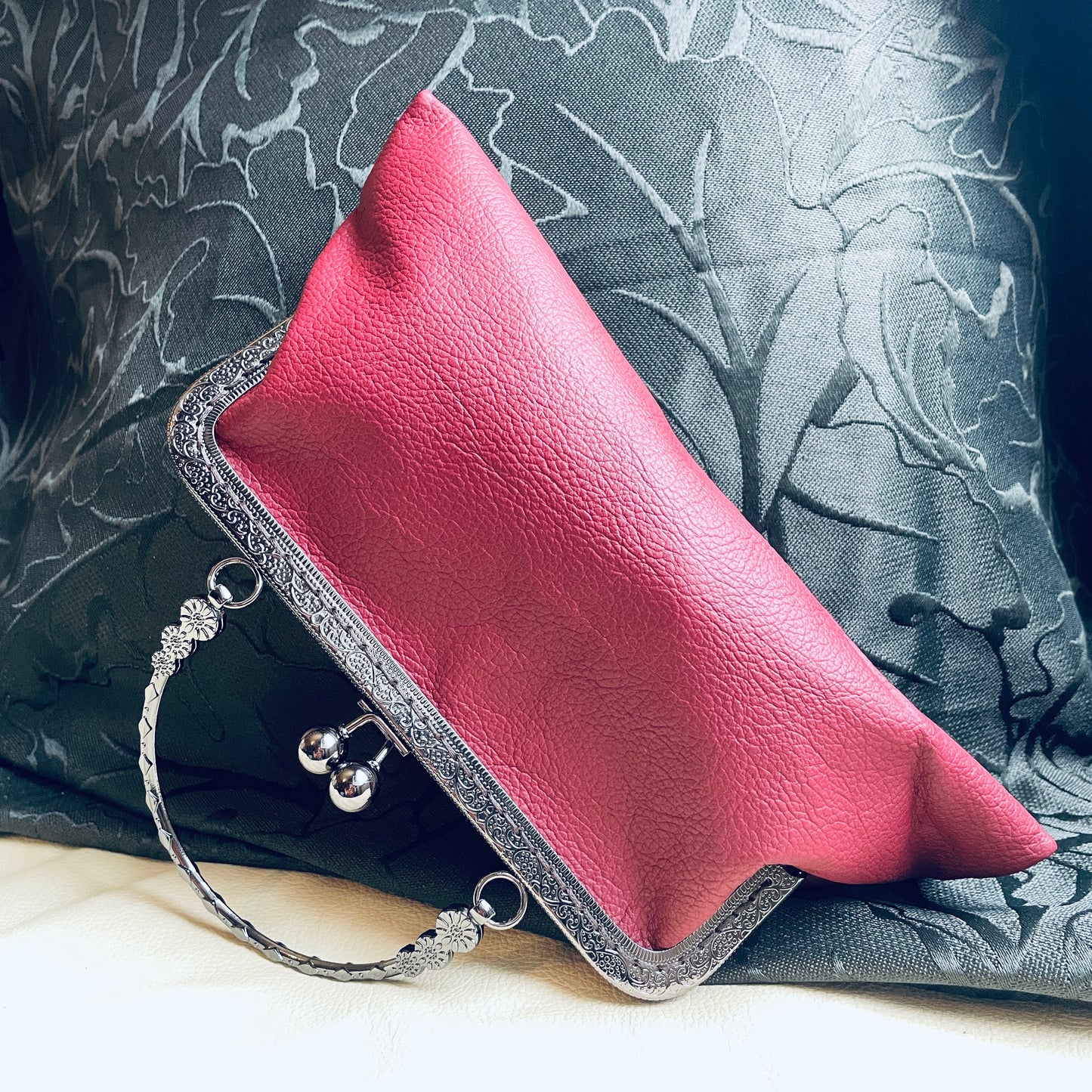 steamvoyage-pochette in pelle bordeaux con chiusura clic clac nera a motivi floreali