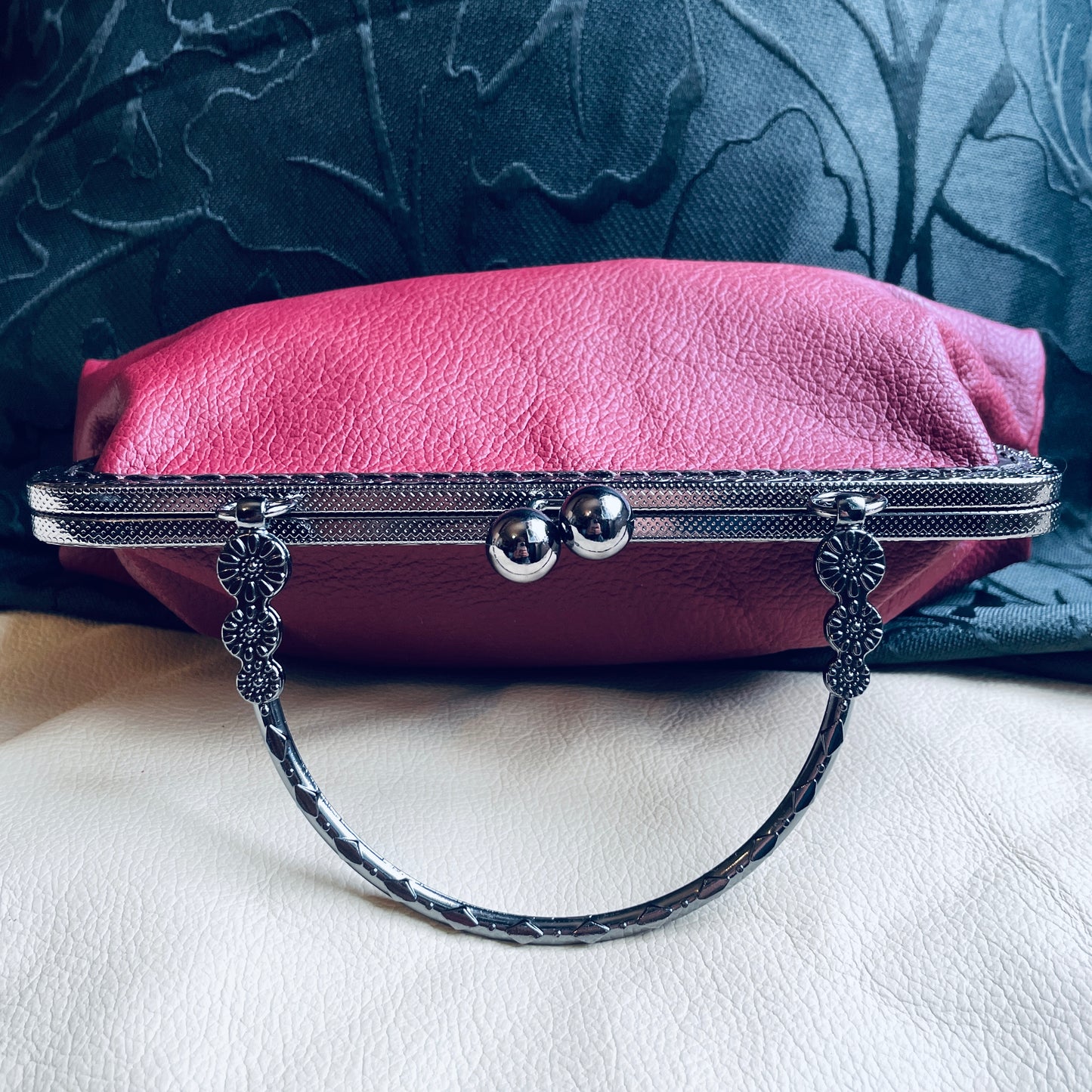 steamvoyage-pochette in pelle bordeaux con chiusura clic clac nera a motivi floreali