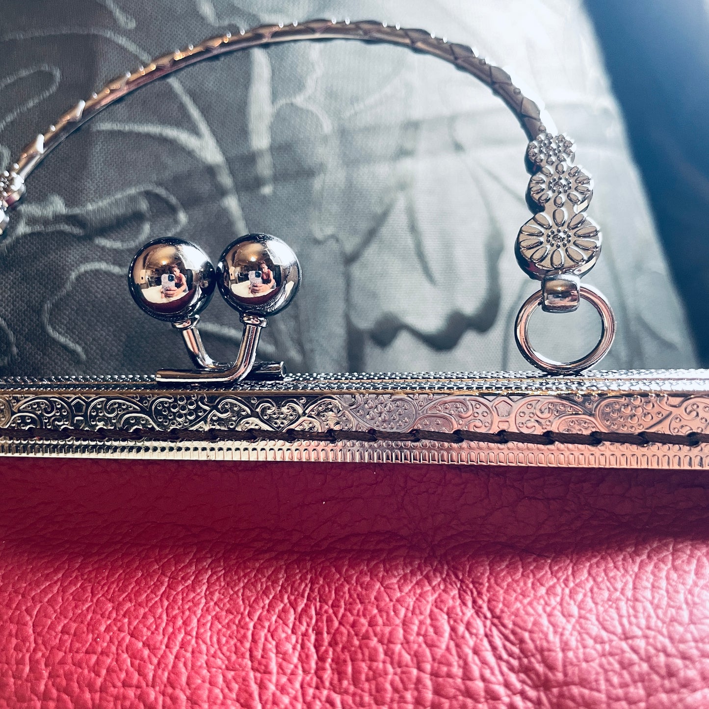 steamvoyage-pochette in pelle bordeaux con chiusura clic clac nera a motivi floreali