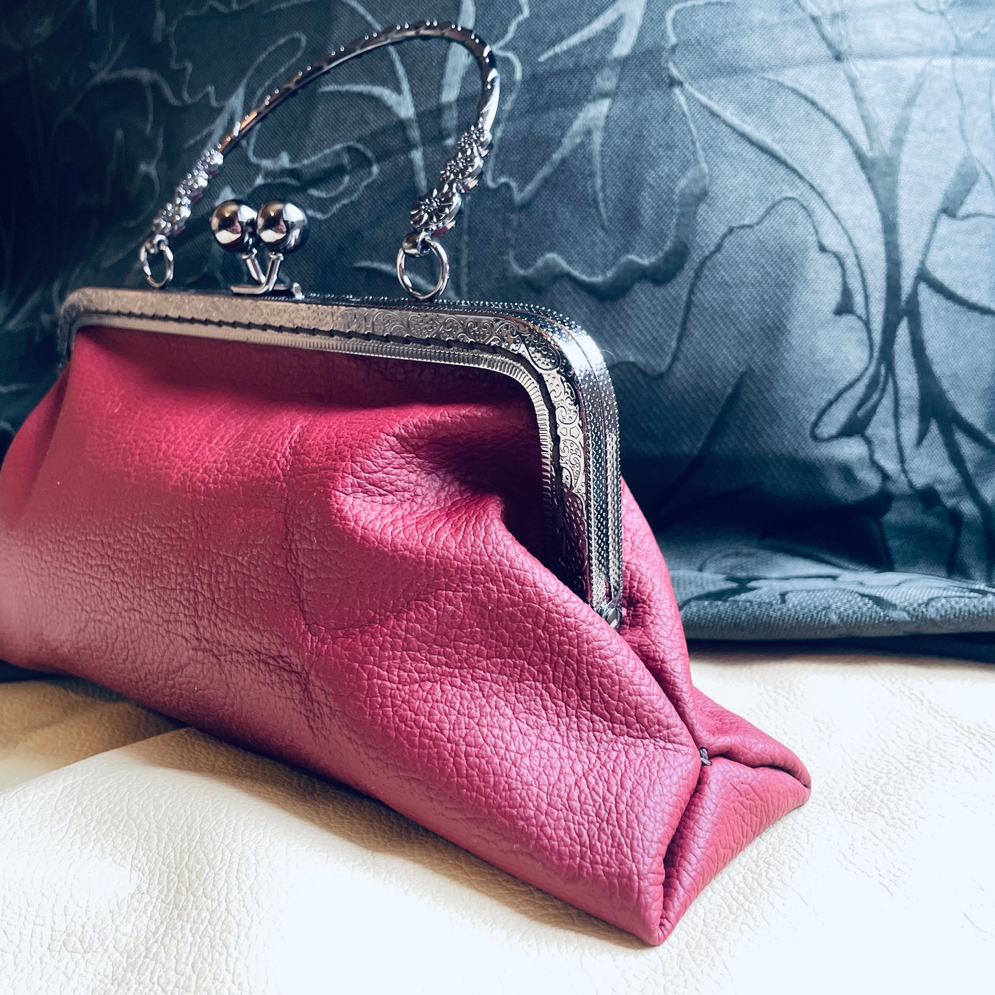 steamvoyage-pochette in pelle bordeaux con chiusura clic clac nera a motivi floreali