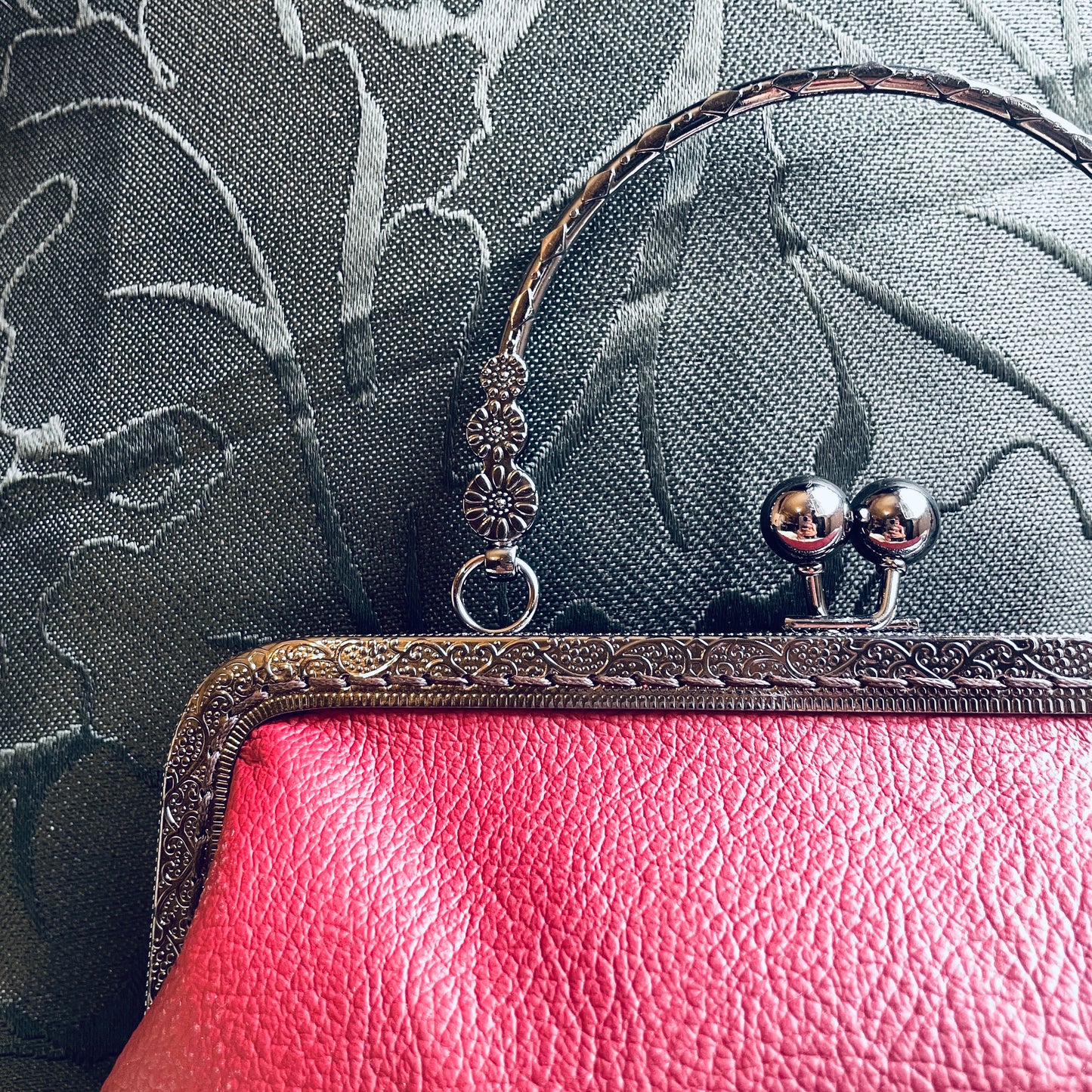 steamvoyage-pochette in pelle bordeaux con chiusura clic clac nera a motivi floreali