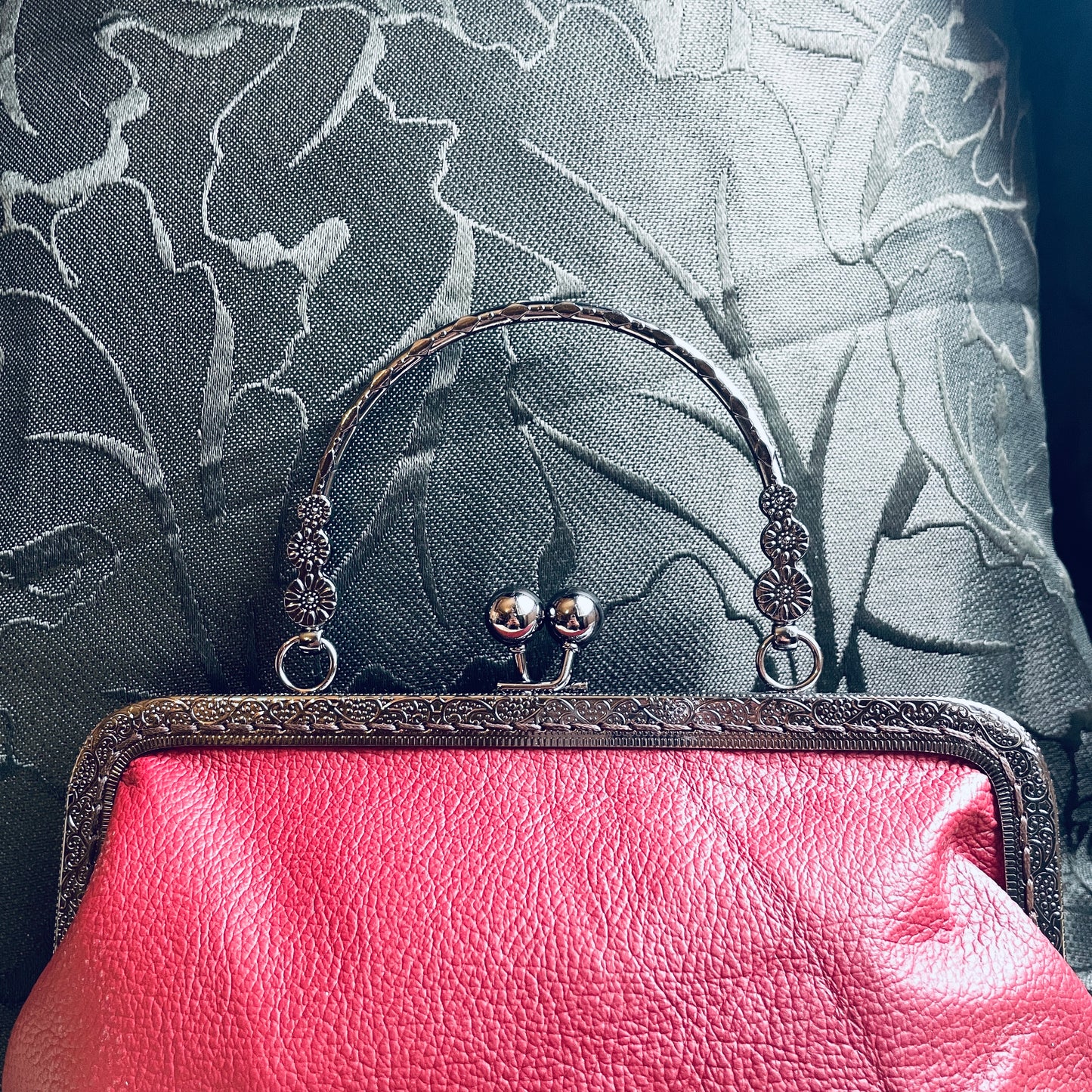 steamvoyage-pochette in pelle bordeaux con chiusura clic clac nera a motivi floreali