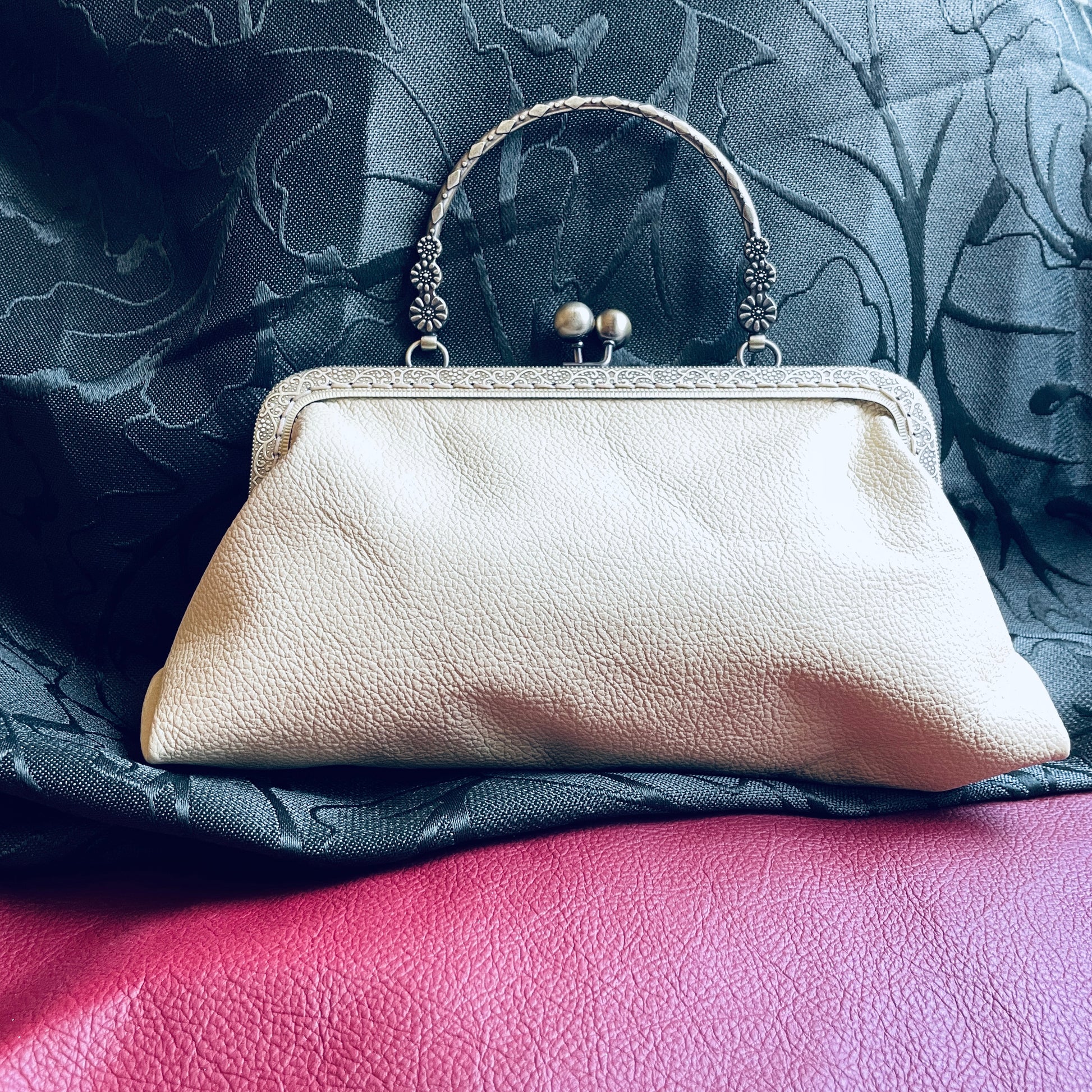 Italian handcrafted bag in cream leather with click-clack closure