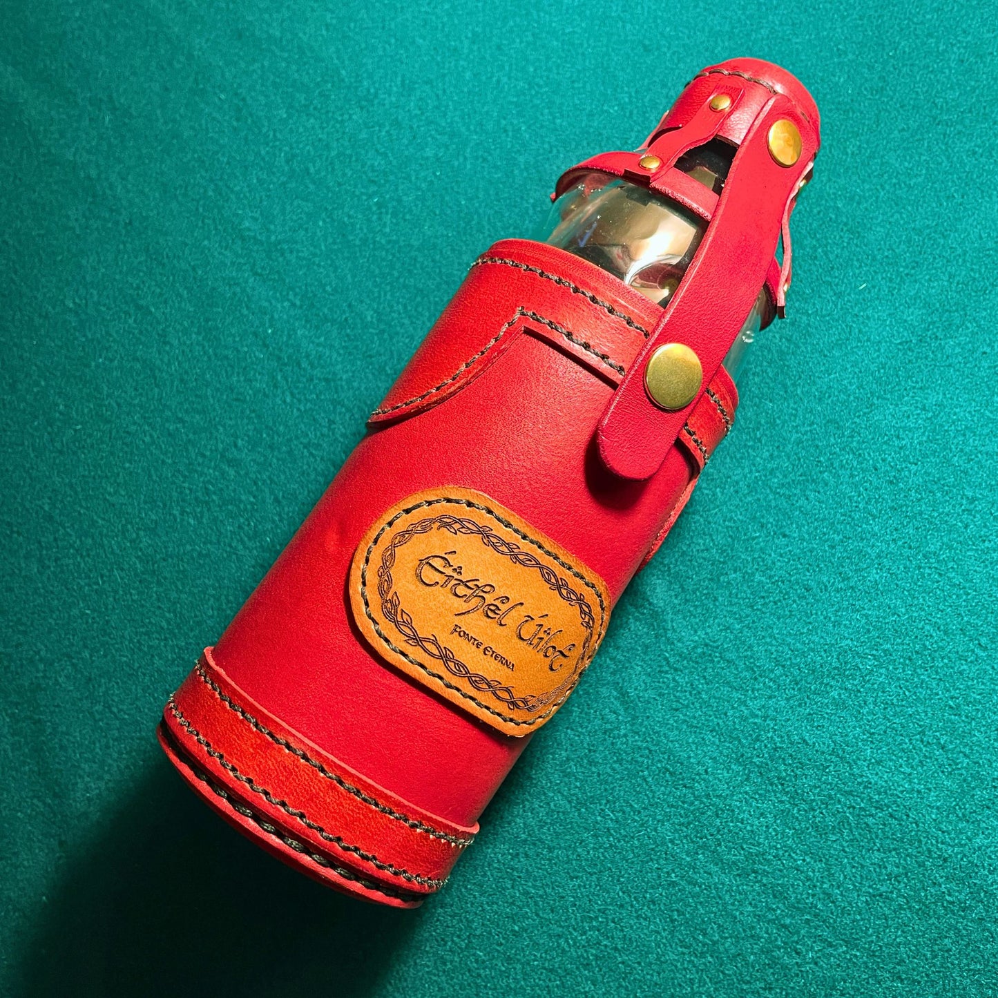 SteamVoyage - porta bogglie elfico in cuoio rosso per bottiglia da mezzo litro per cosplayers e giocatori di ruolo dal vivo con incisione scritta elfica e tappo smontabile
