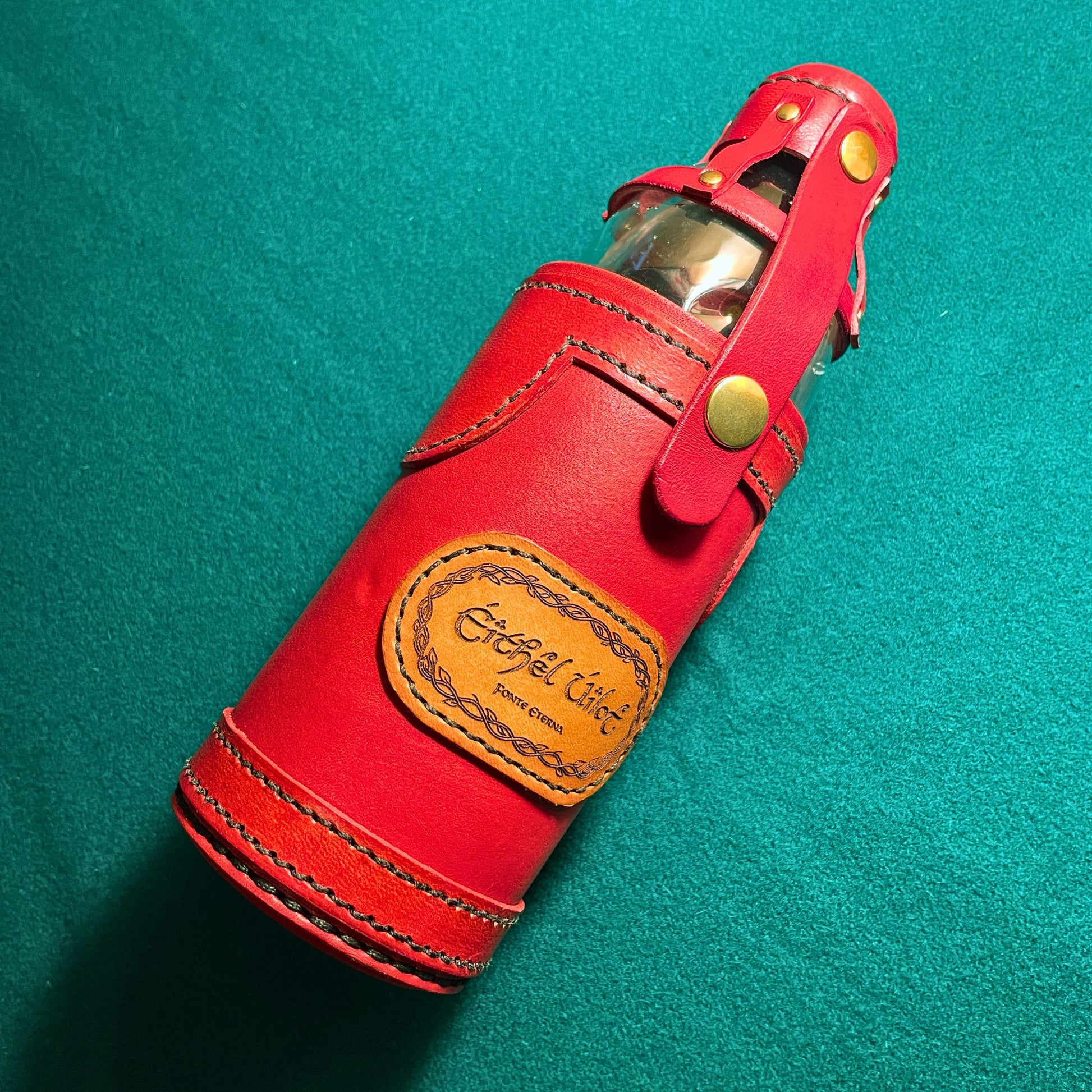 SteamVoyage - porta bogglie elfico in cuoio rosso per bottiglia da mezzo litro per cosplayers e giocatori di ruolo dal vivo con incisione scritta elfica e tappo smontabile