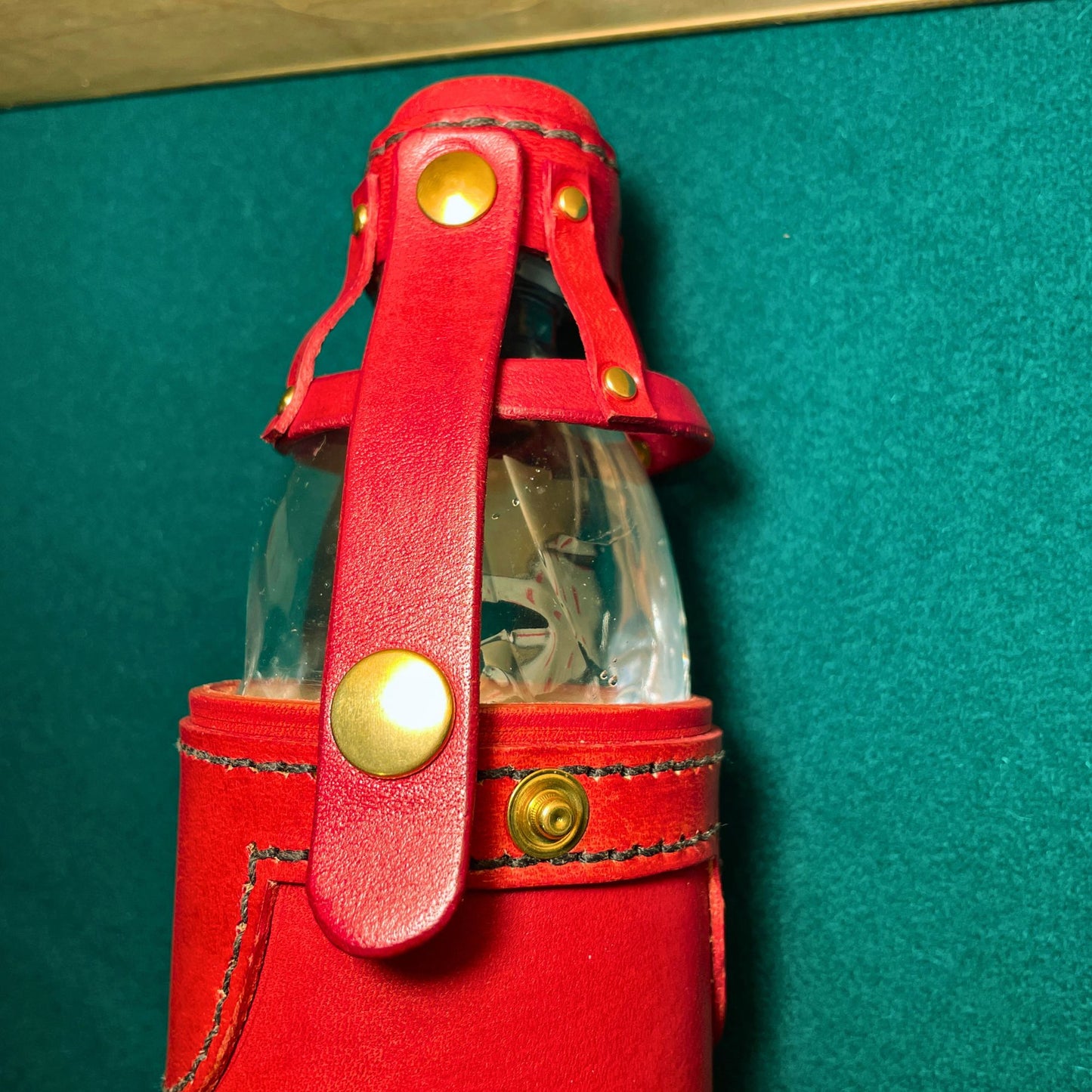 SteamVoyage - porta bogglie elfico in cuoio rosso per bottiglia da mezzo litro per cosplayers e giocatori di ruolo dal vivo con incisione scritta elfica e tappo smontabile