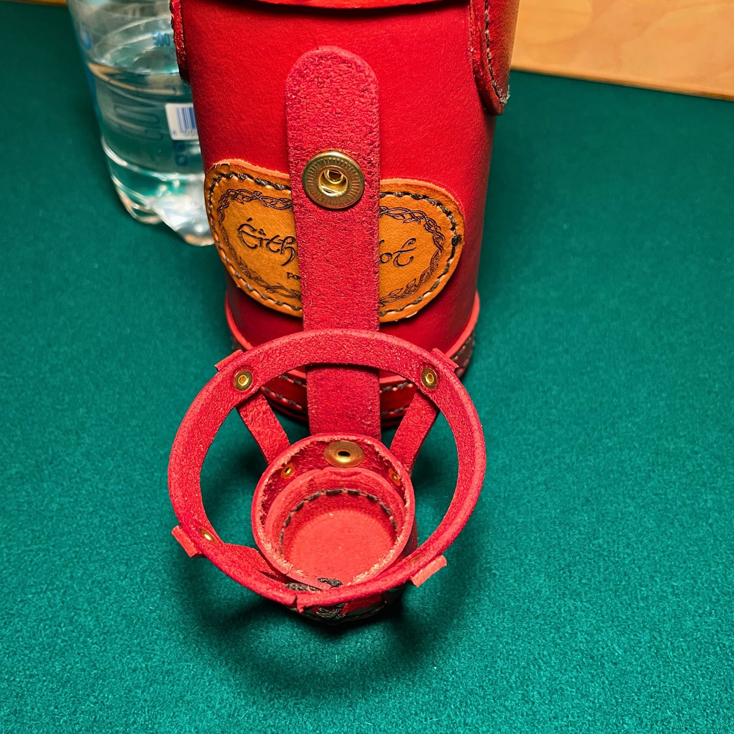 SteamVoyage - porta bogglie elfico in cuoio rosso per bottiglia da mezzo litro per cosplayers e giocatori di ruolo dal vivo con incisione scritta elfica e tappo smontabile