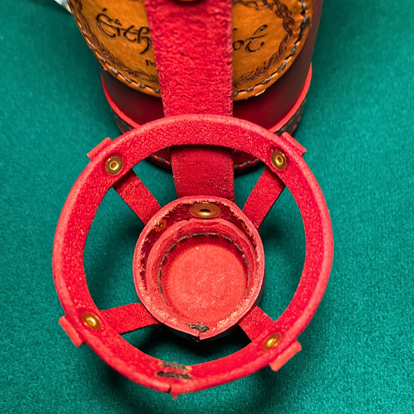 SteamVoyage - porta bogglie elfico in cuoio rosso per bottiglia da mezzo litro per cosplayers e giocatori di ruolo dal vivo con incisione scritta elfica e tappo smontabile