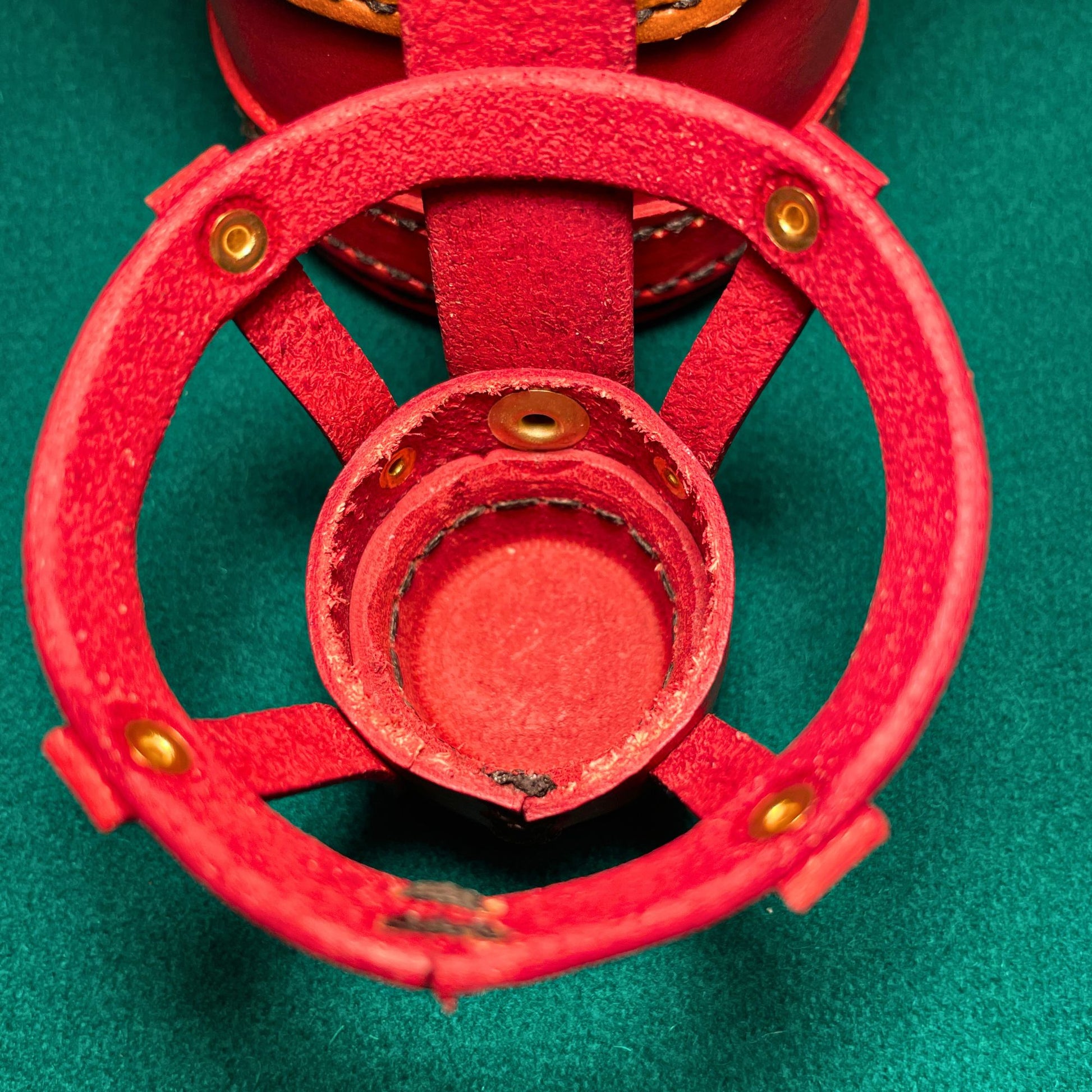 SteamVoyage - porta bogglie elfico in cuoio rosso per bottiglia da mezzo litro per cosplayers e giocatori di ruolo dal vivo con incisione scritta elfica e tappo smontabile