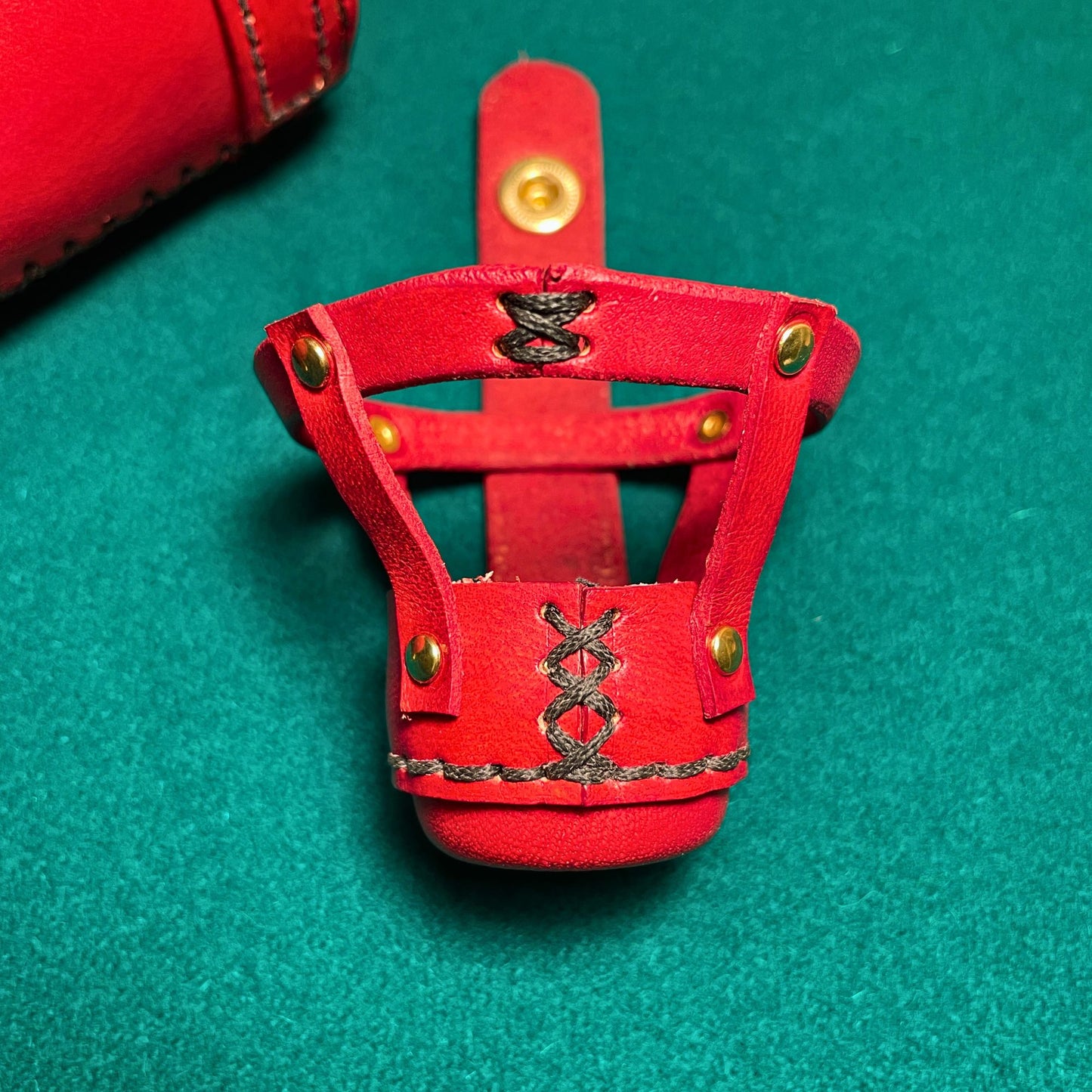 SteamVoyage - porta bogglie elfico in cuoio rosso per bottiglia da mezzo litro per cosplayers e giocatori di ruolo dal vivo con incisione scritta elfica e tappo smontabile
