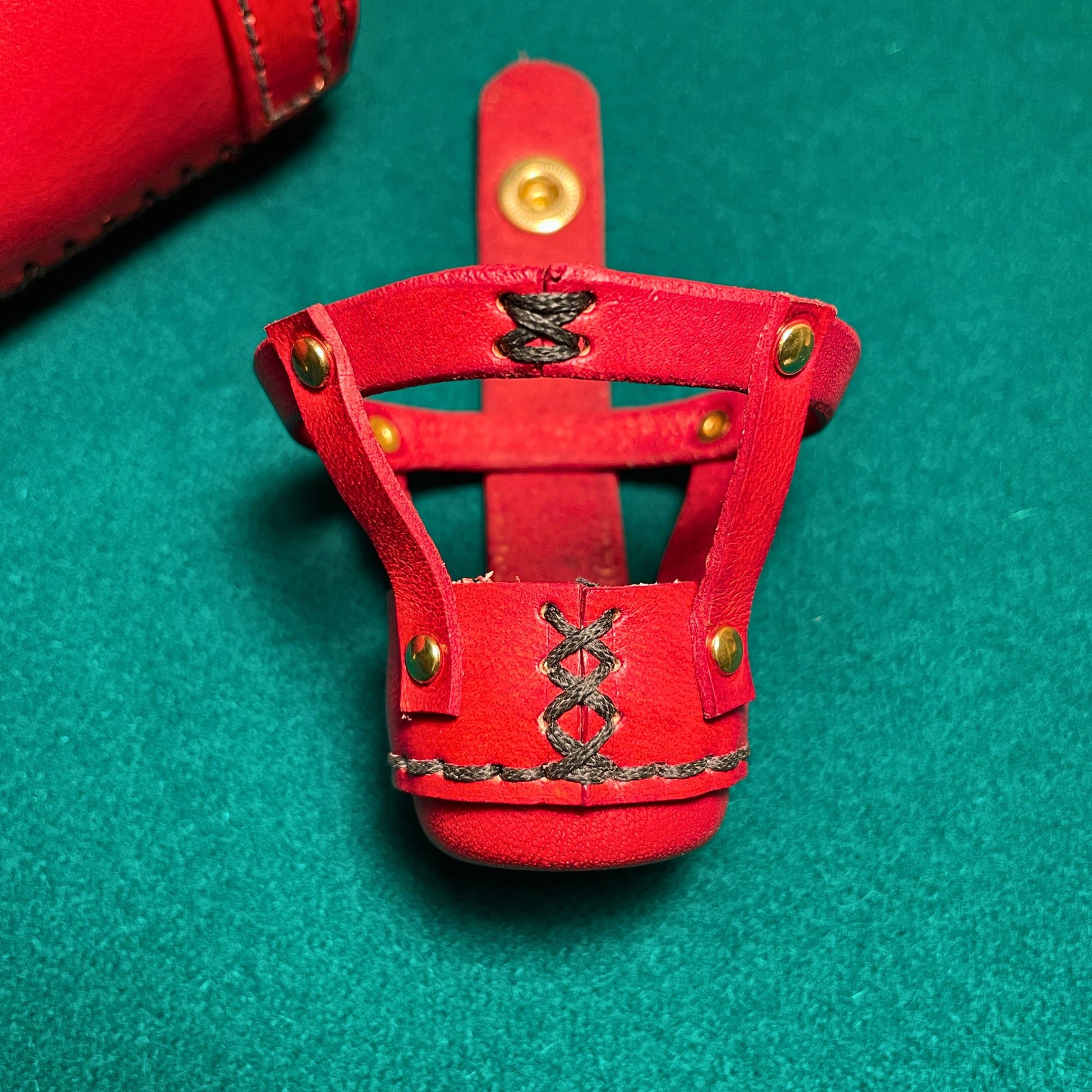 SteamVoyage - porta bogglie elfico in cuoio rosso per bottiglia da mezzo litro per cosplayers e giocatori di ruolo dal vivo con incisione scritta elfica e tappo smontabile
