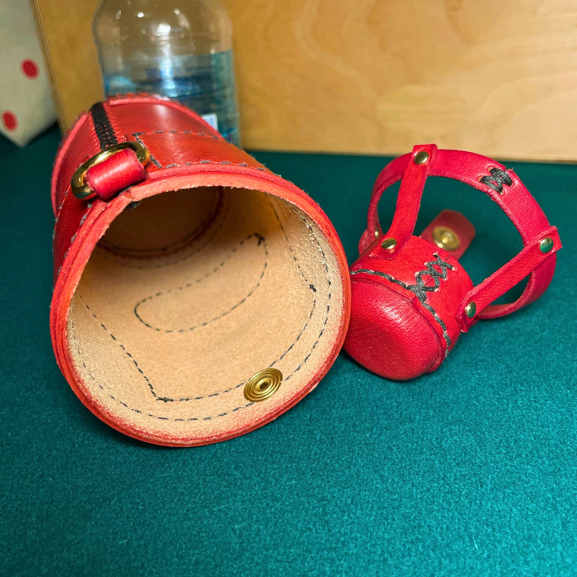 SteamVoyage - porta bogglie elfico in cuoio rosso per bottiglia da mezzo litro per cosplayers e giocatori di ruolo dal vivo con incisione scritta elfica e tappo smontabile