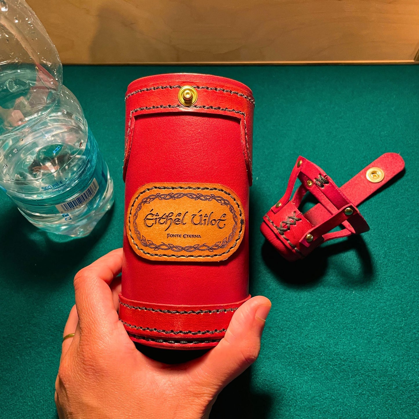SteamVoyage - porta bogglie elfico in cuoio rosso per bottiglia da mezzo litro per cosplayers e giocatori di ruolo dal vivo con incisione scritta elfica e tappo smontabile