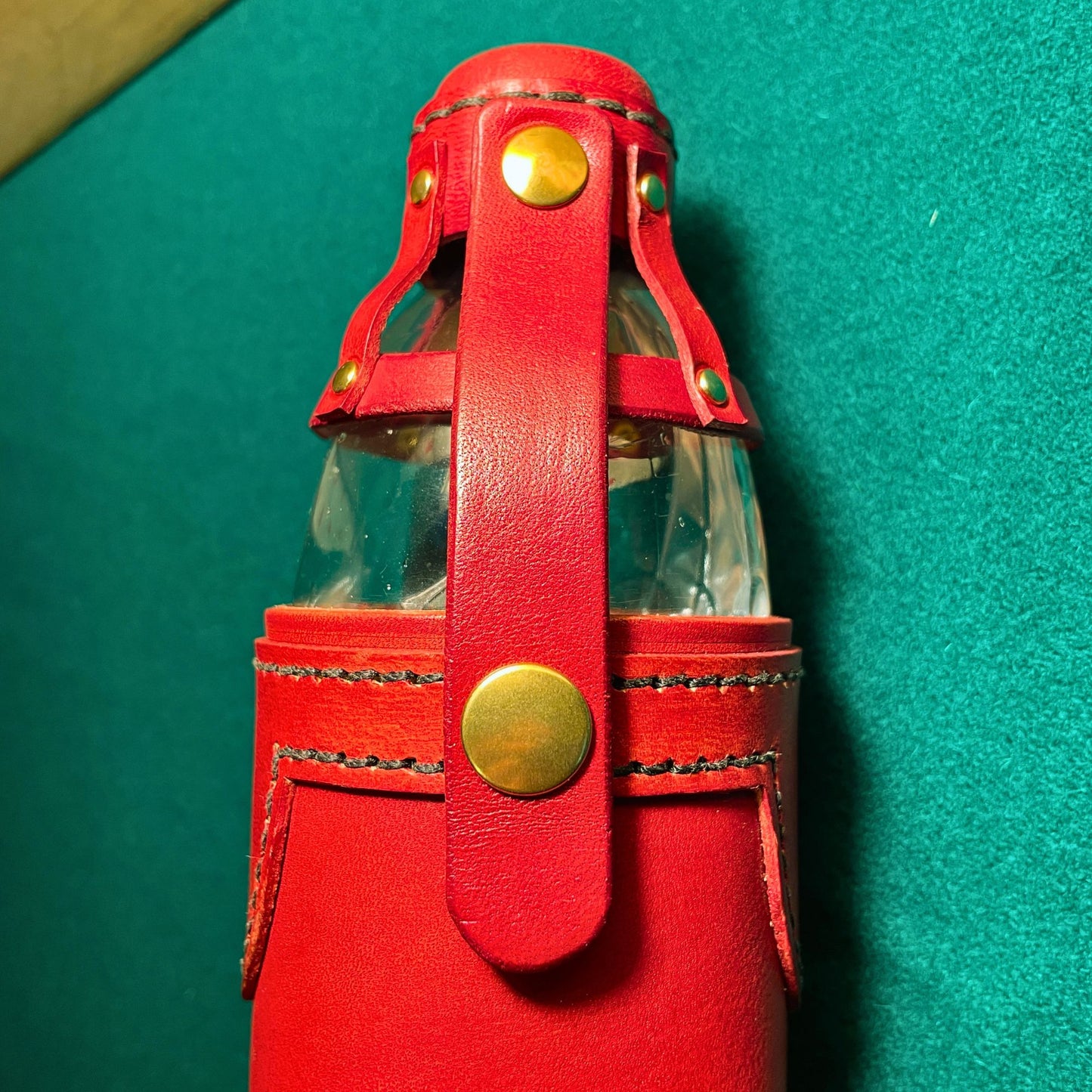 SteamVoyage - porta bogglie elfico in cuoio rosso per bottiglia da mezzo litro per cosplayers e giocatori di ruolo dal vivo con incisione scritta elfica e tappo smontabile