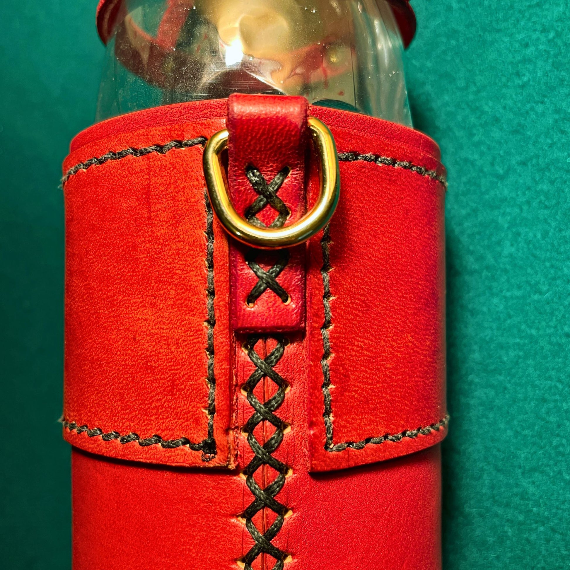 SteamVoyage - porta bogglie elfico in cuoio rosso per bottiglia da mezzo litro per cosplayers e giocatori di ruolo dal vivo con incisione scritta elfica e tappo smontabile