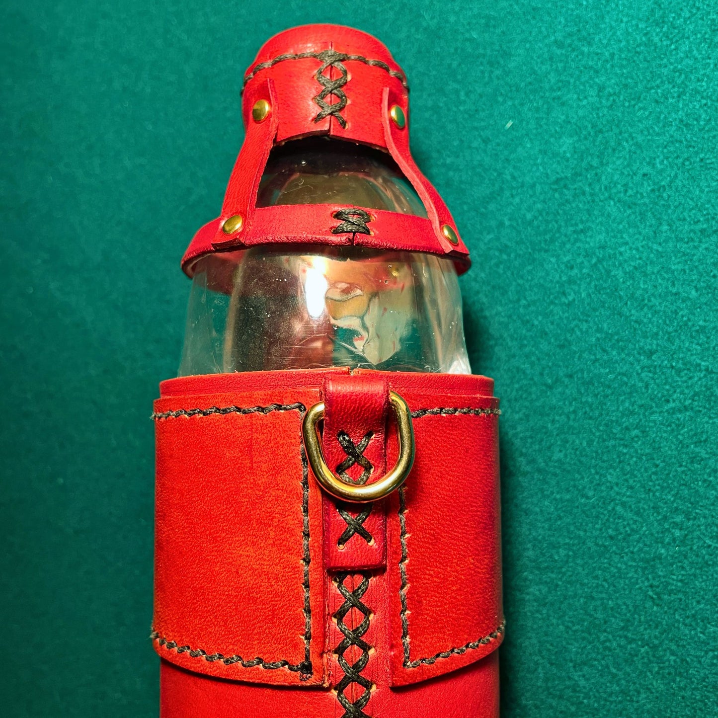 SteamVoyage - porta bogglie elfico in cuoio rosso per bottiglia da mezzo litro per cosplayers e giocatori di ruolo dal vivo con incisione scritta elfica e tappo smontabile