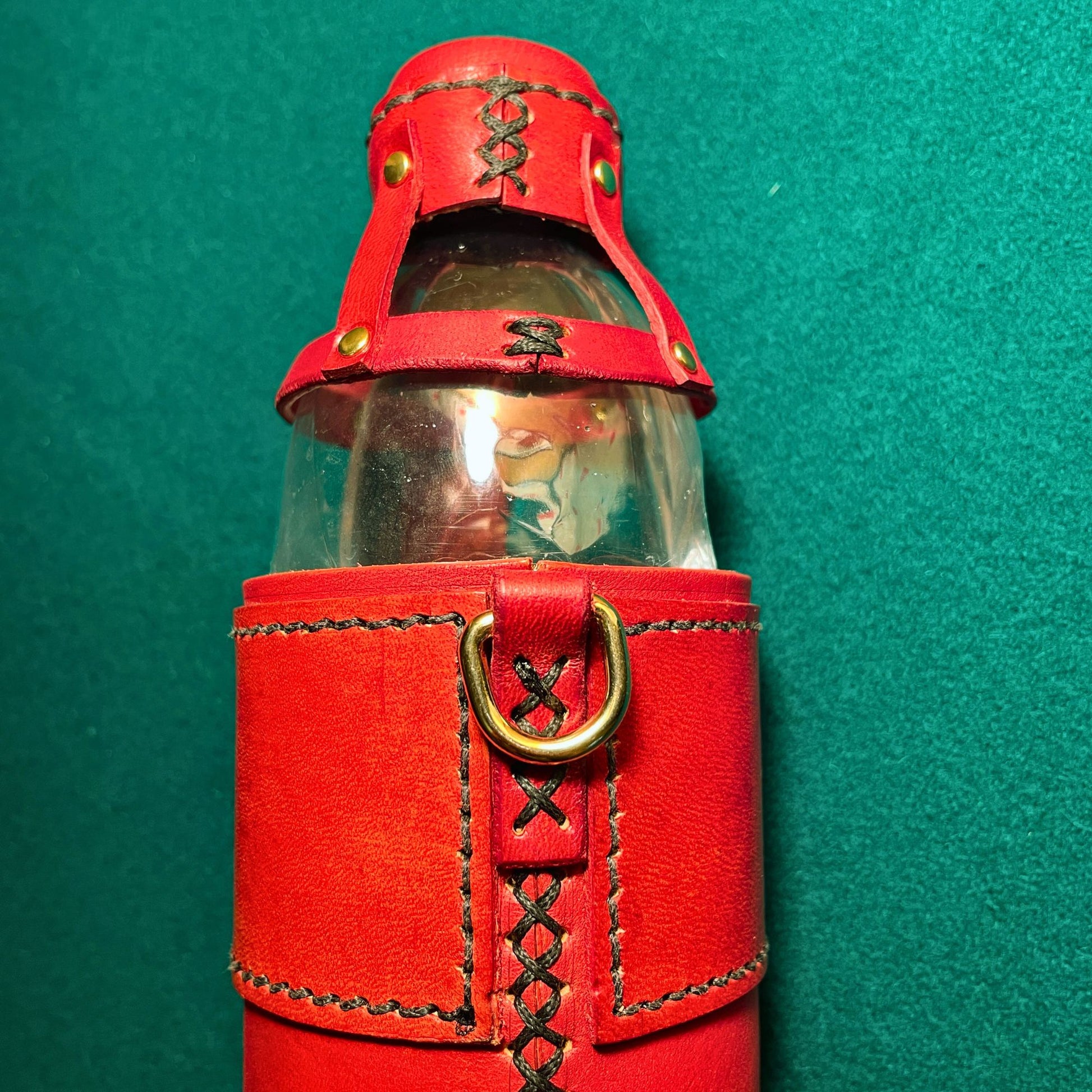 SteamVoyage - porta bogglie elfico in cuoio rosso per bottiglia da mezzo litro per cosplayers e giocatori di ruolo dal vivo con incisione scritta elfica e tappo smontabile