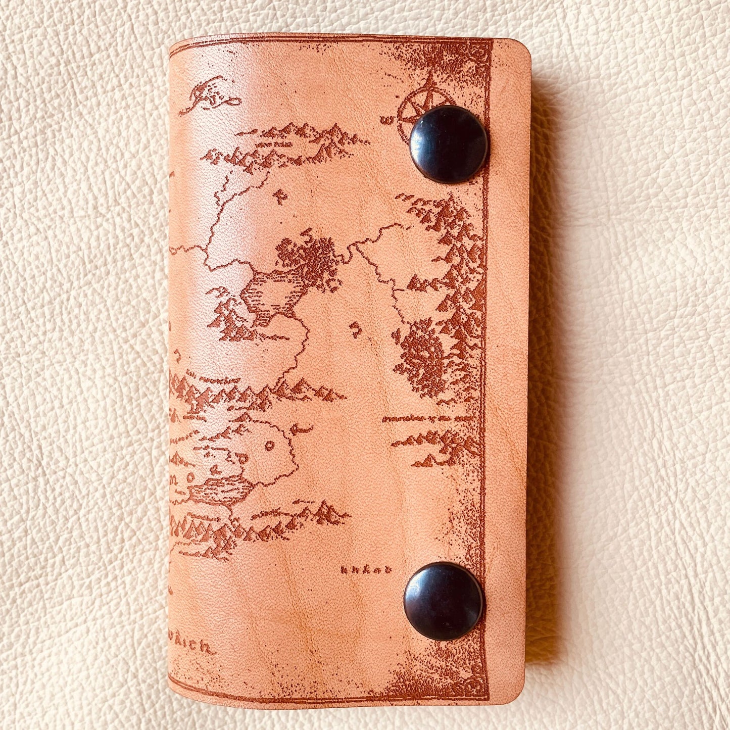 SteamVoyage - astuccio portachiavi in cuoio inciso a laser con mappa della Terra di Mezzo del Signore degli Anelli, doppi bottoni per la chiusura e sei ganci per le chiavi