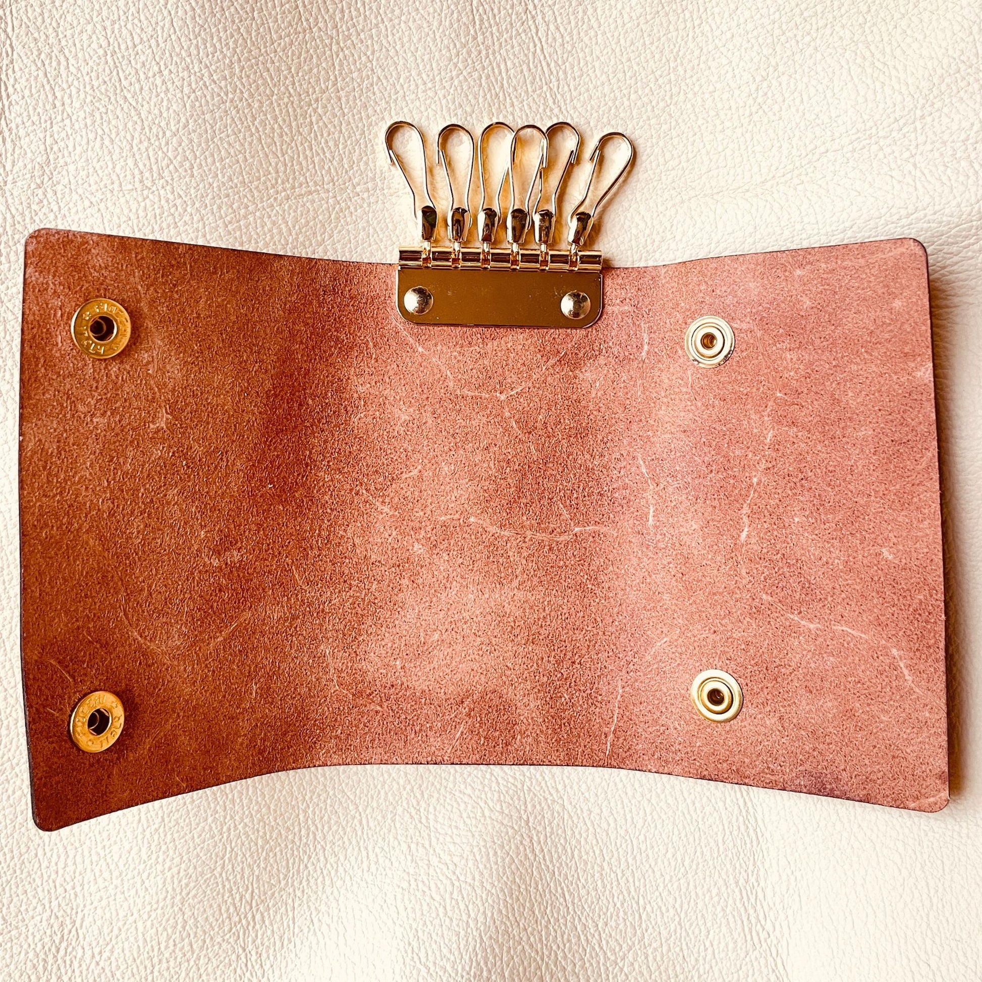 SteamVoyage - astuccio portachiavi in cuoio inciso a laser con mappa della Terra di Mezzo del Signore degli Anelli, doppi bottoni per la chiusura e sei ganci per le chiavi