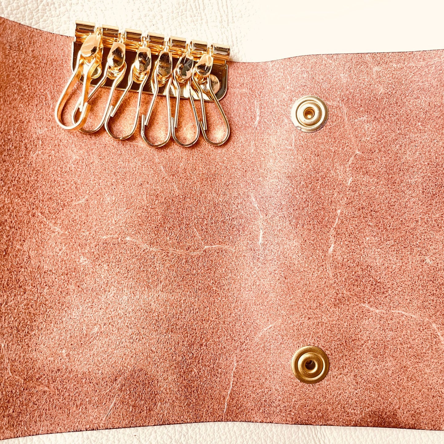SteamVoyage - astuccio portachiavi in cuoio inciso a laser con mappa della Terra di Mezzo del Signore degli Anelli, doppi bottoni per la chiusura e sei ganci per le chiavi