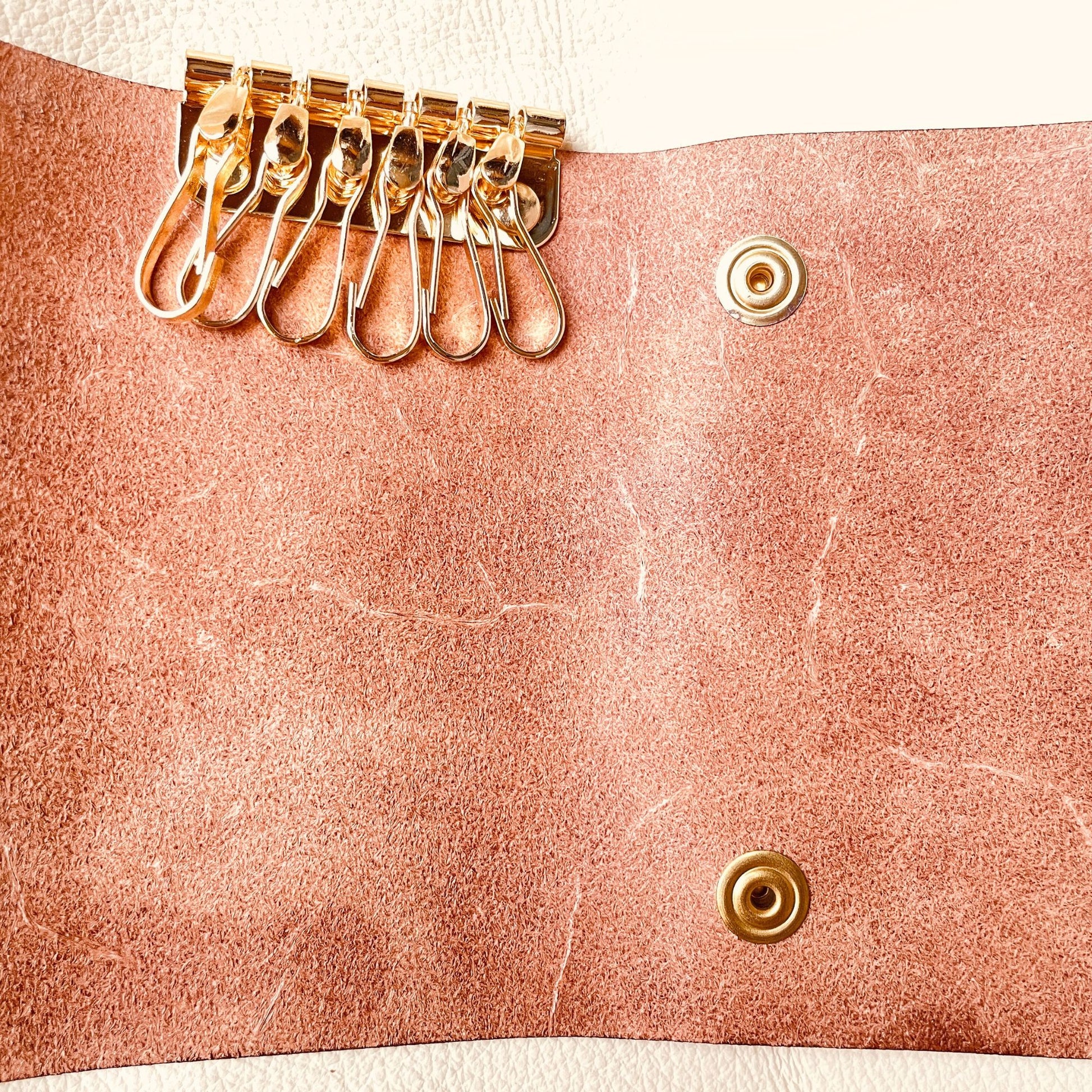 SteamVoyage - astuccio portachiavi in cuoio inciso a laser con mappa della Terra di Mezzo del Signore degli Anelli, doppi bottoni per la chiusura e sei ganci per le chiavi