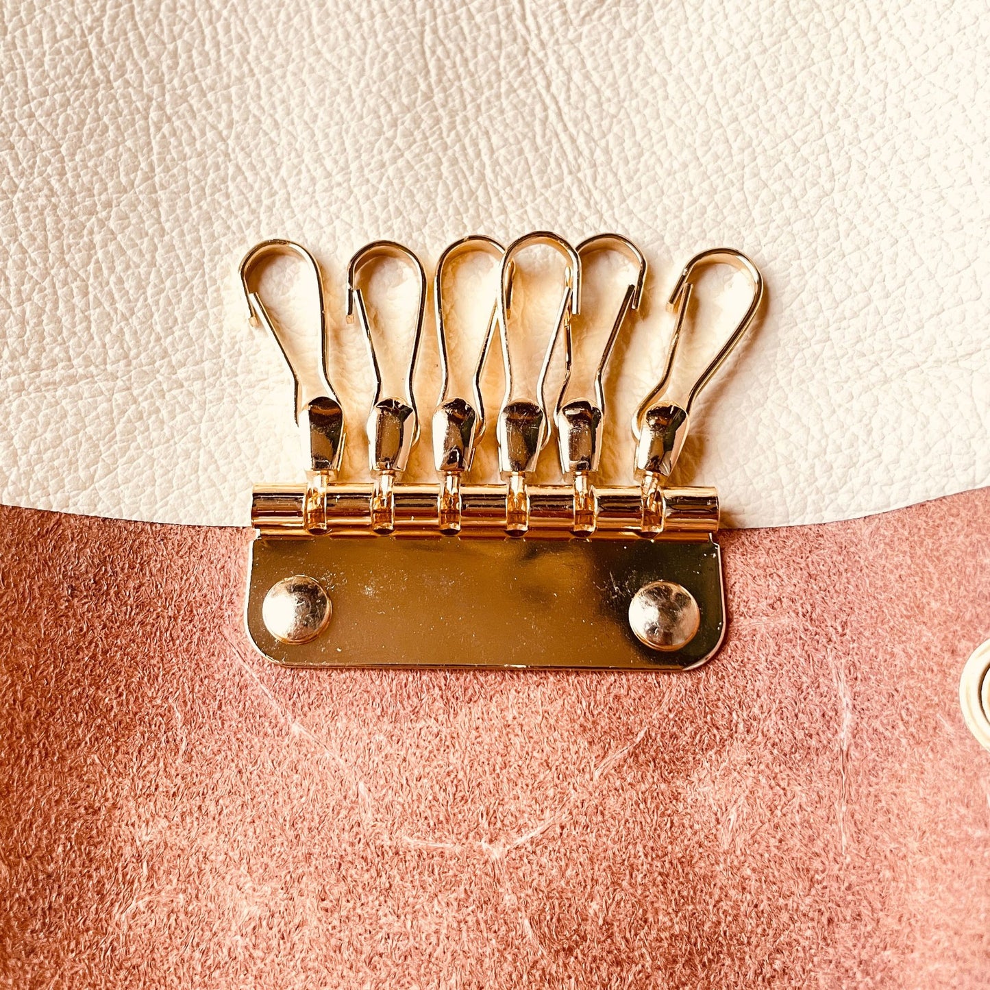 SteamVoyage - astuccio portachiavi in cuoio inciso a laser con mappa della Terra di Mezzo del Signore degli Anelli, doppi bottoni per la chiusura e sei ganci per le chiavi