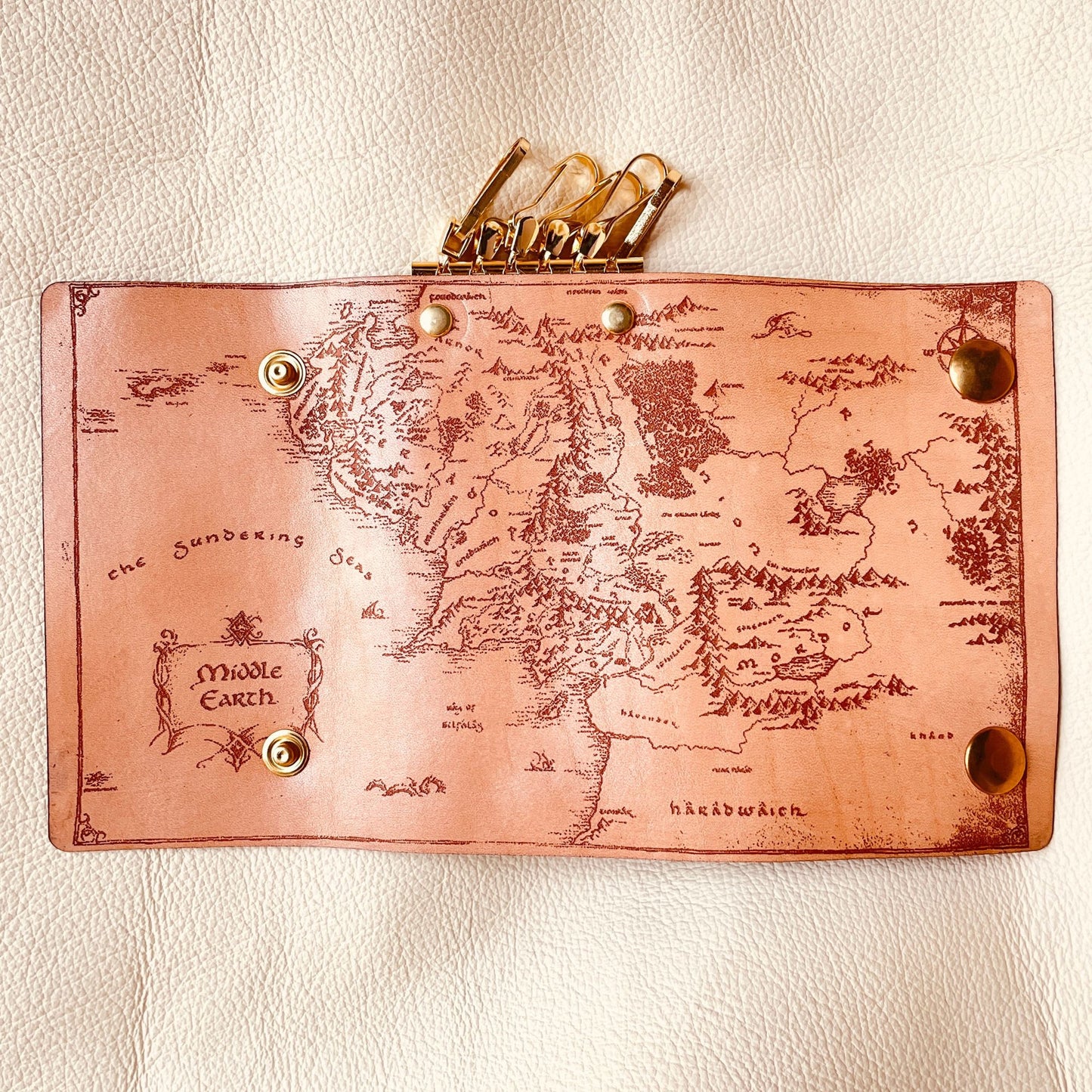 SteamVoyage - astuccio portachiavi in cuoio inciso a laser con mappa della Terra di Mezzo del Signore degli Anelli, doppi bottoni per la chiusura e sei ganci per le chiavi
