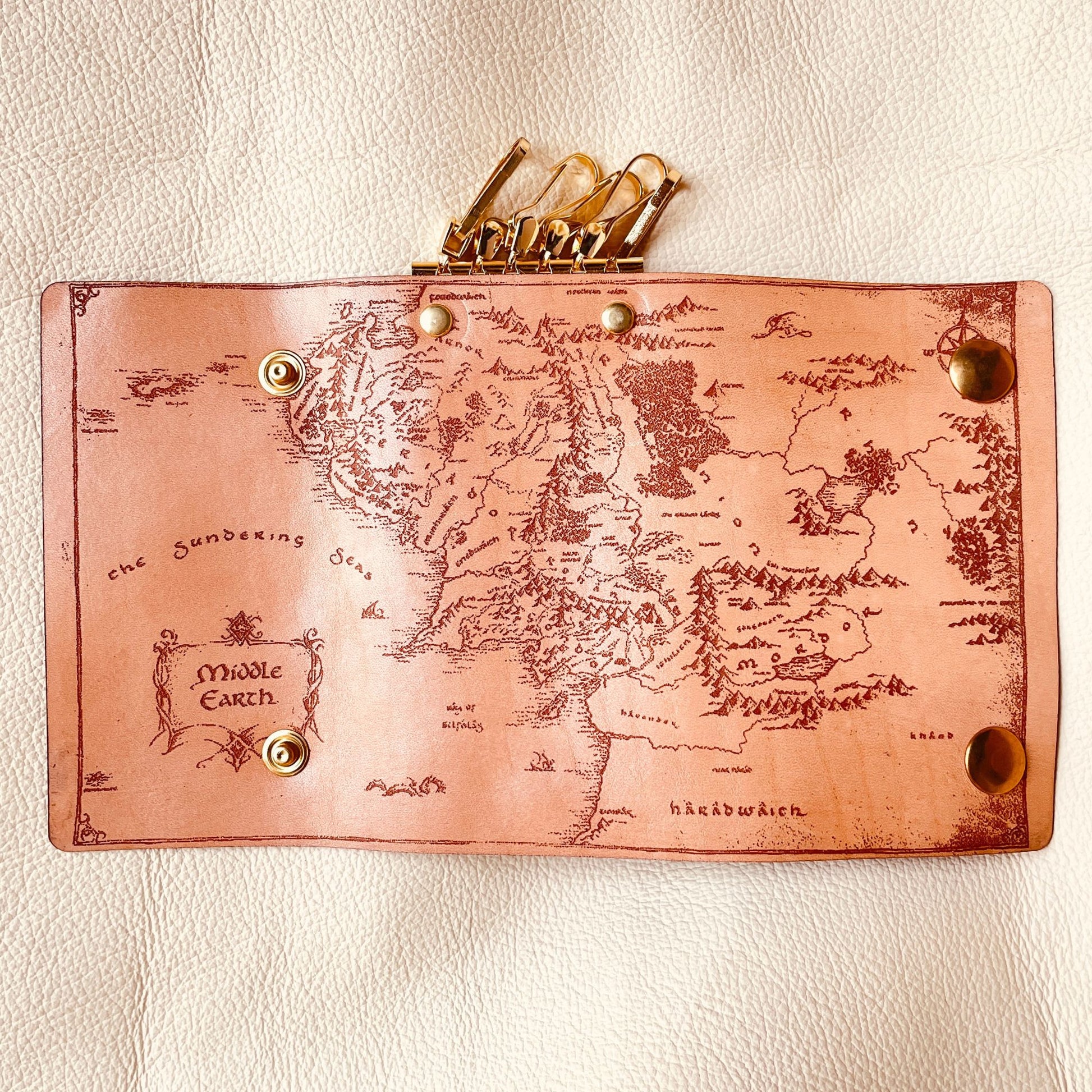 SteamVoyage - astuccio portachiavi in cuoio inciso a laser con mappa della Terra di Mezzo del Signore degli Anelli, doppi bottoni per la chiusura e sei ganci per le chiavi